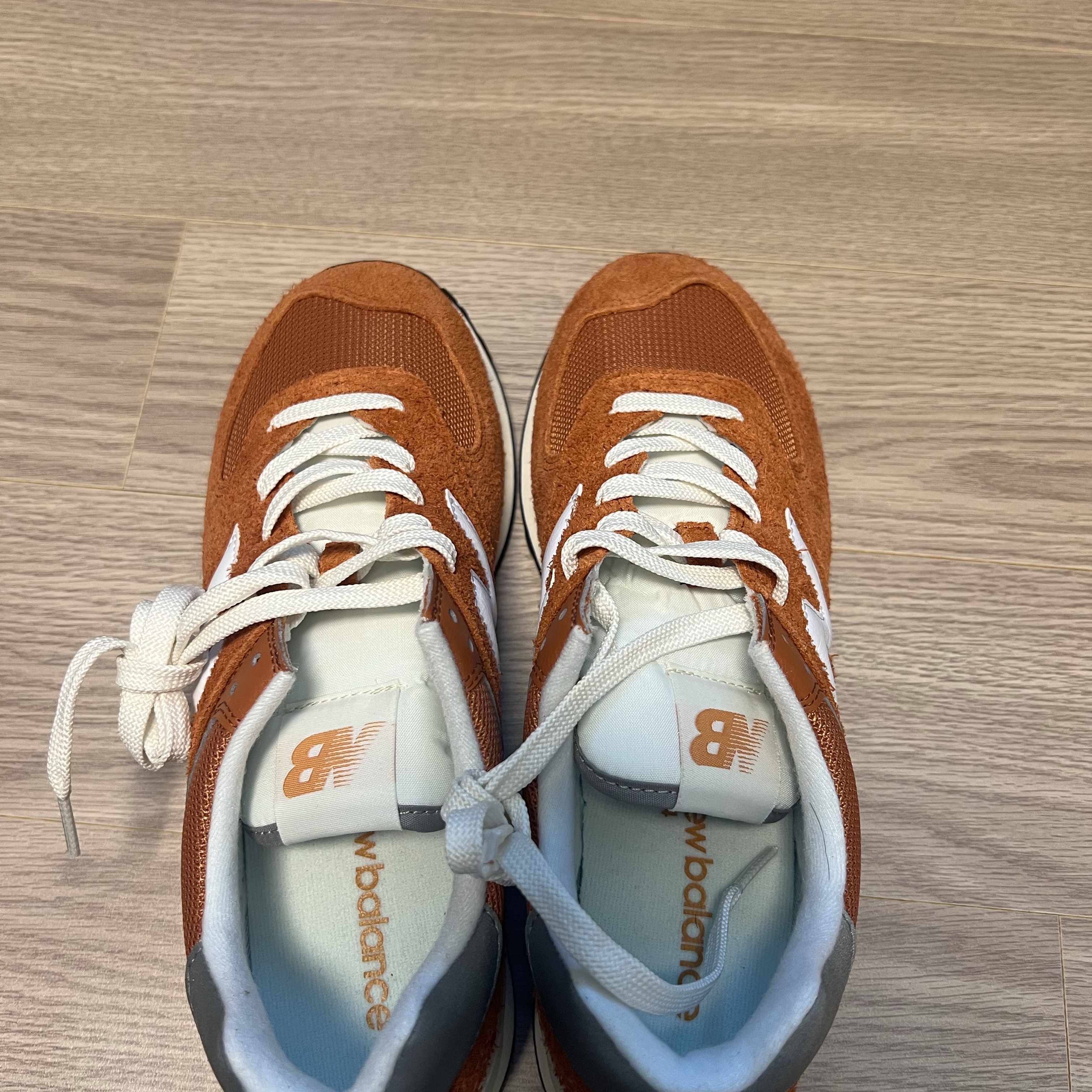 New Balance 574 Heritage Orange Burst White 착용 스타일 - 9