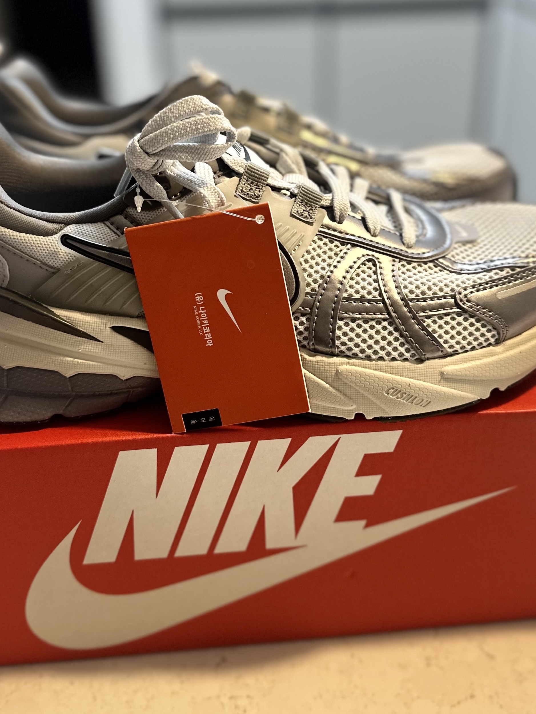 Nike V2K Run Pure Platinum Wolf Grey 착용 스타일 - 3