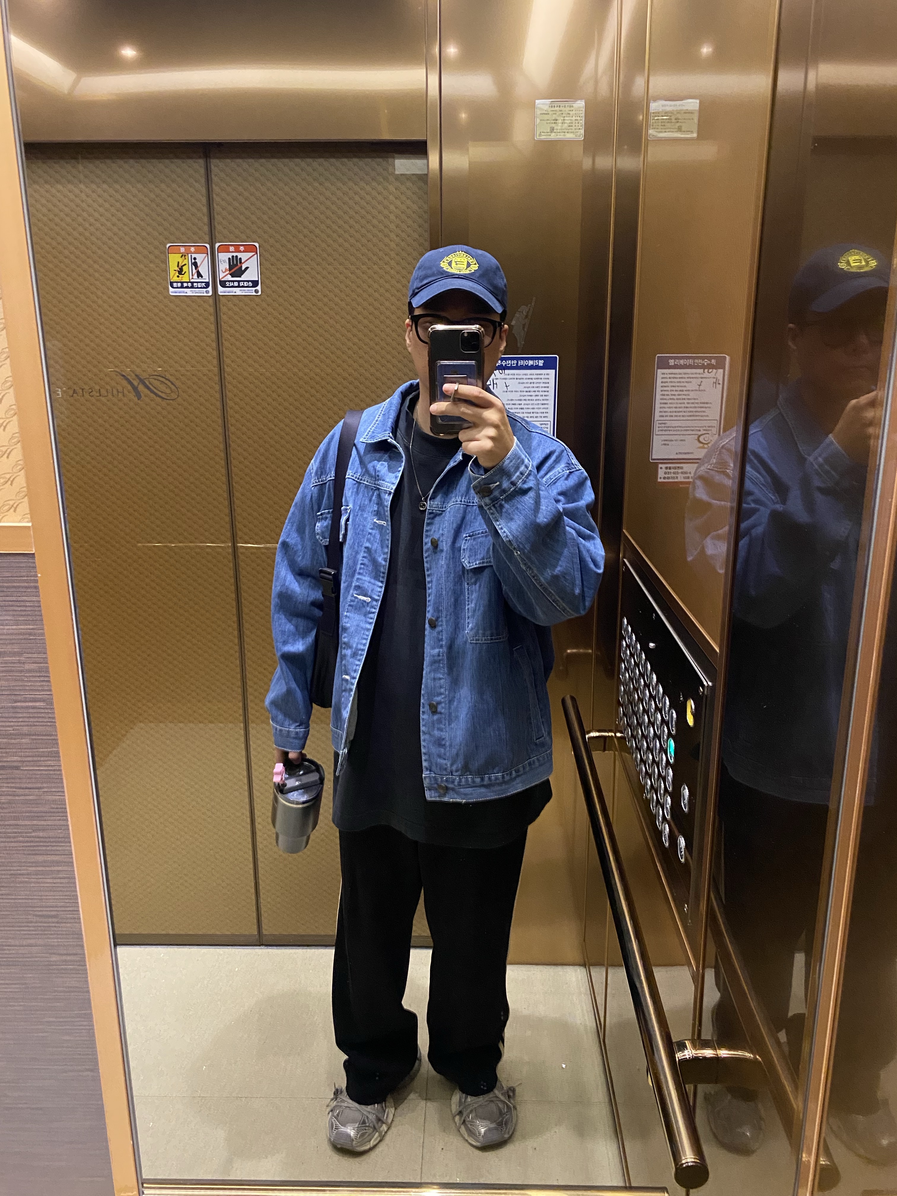 Balenciaga 3XL Sneakers Light Beige, Yeezy Gap Engineered By Balenciaga Dove 3/4 Sleeve T-Shirt Washed Black 착용 스타일