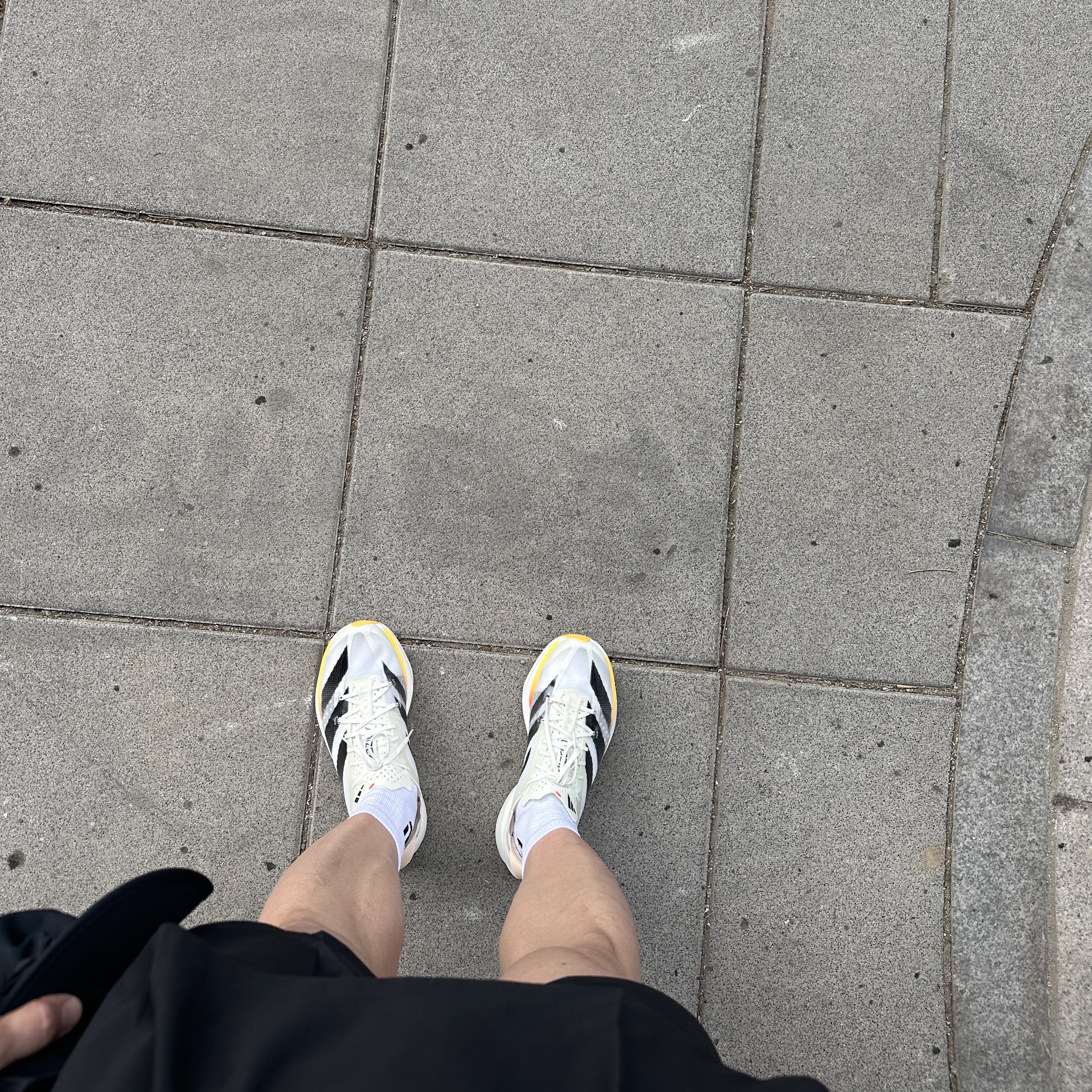 Adidas Adizero Adios Pro 3 Ivory Crystal Sand 착용 스타일
