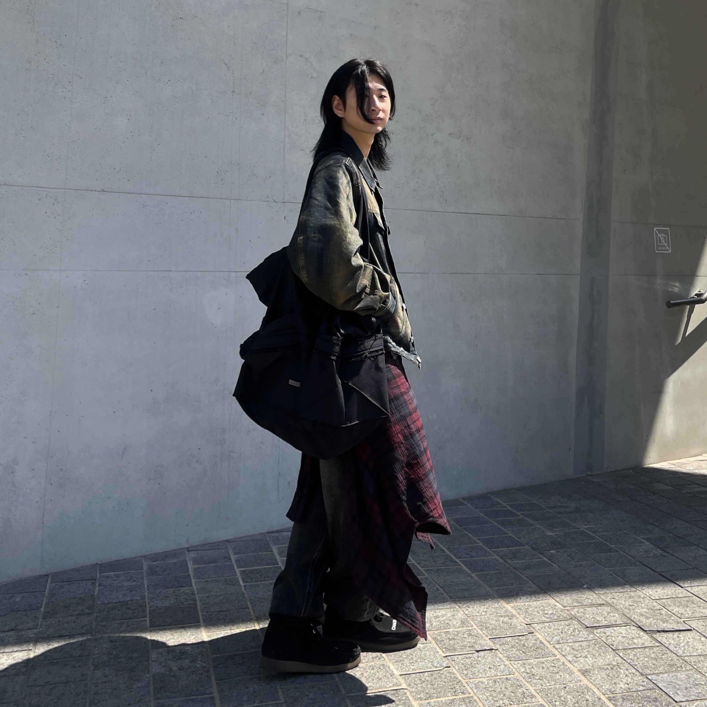 Clarks x Undercover Wallabee Boot Black 착용 스타일 - 1
