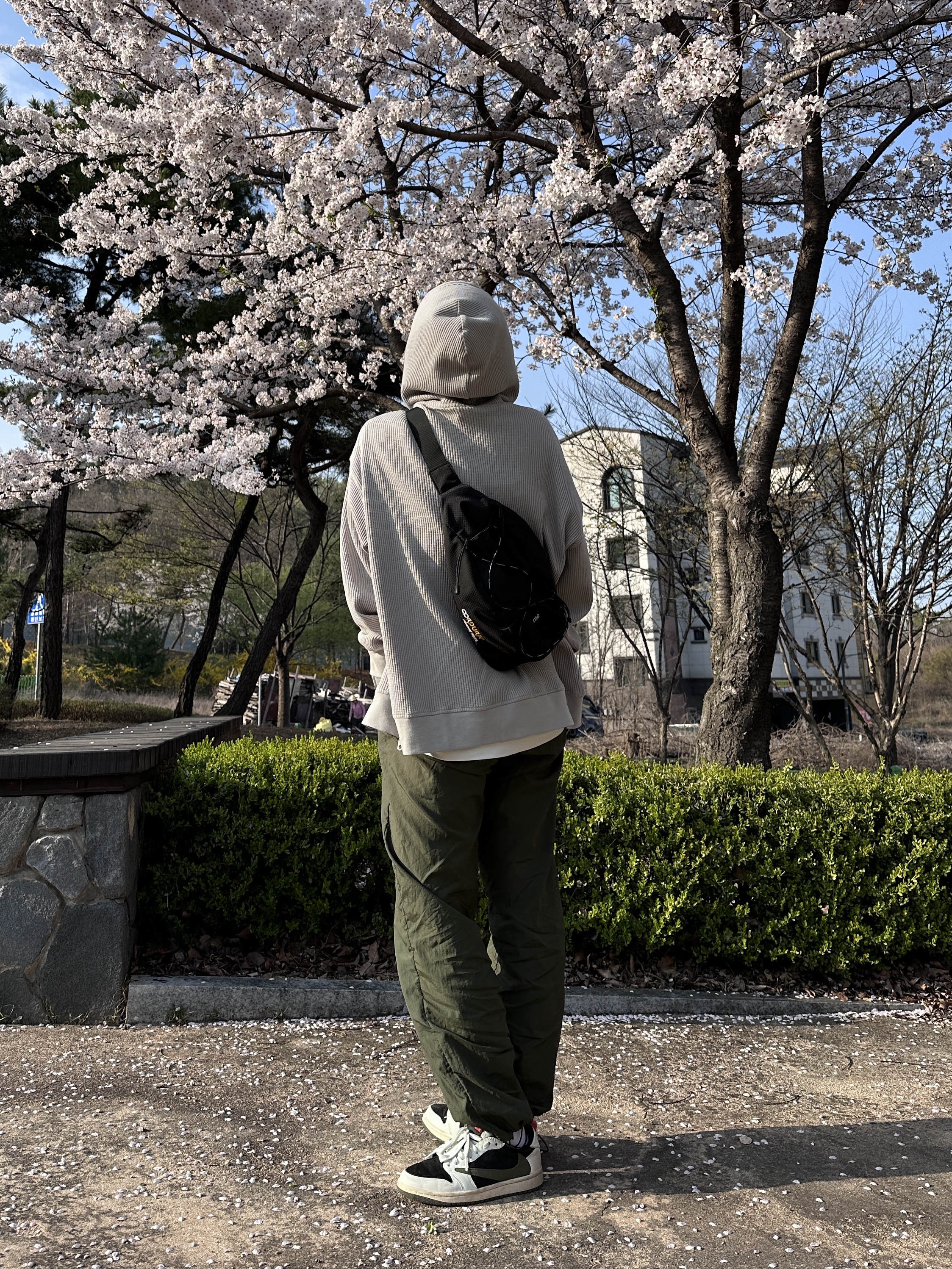 Supreme Sling Bag Black - 22SS, (W) Jordan 1 x Travis Scott Retro Low OG SP Medium Olive 착용 스타일 - 2