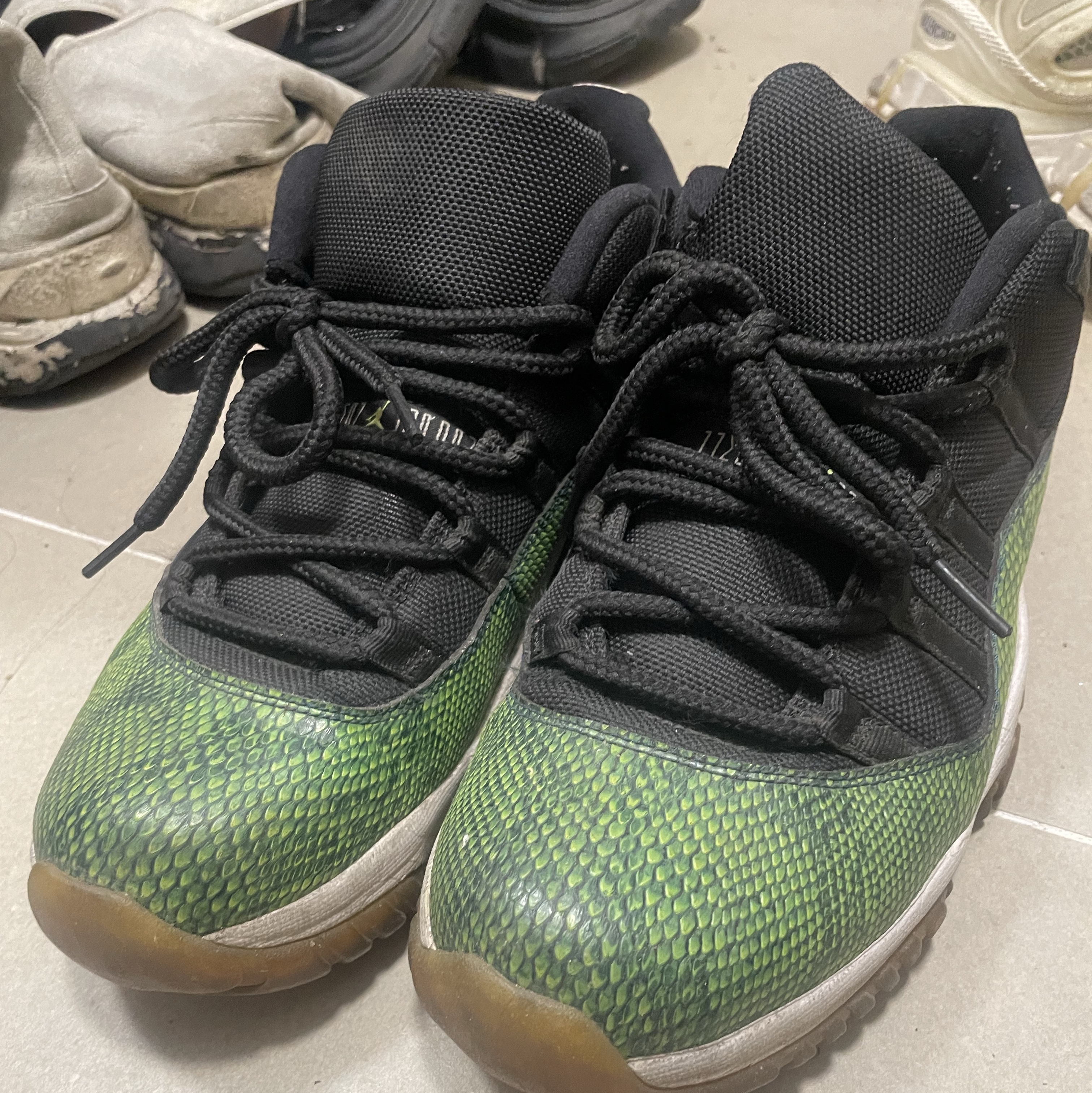 Jordan 11 Retro Low Green Snakeskin, Vans x Comme des Garcons Shirt x Supreme Era Pinstripe Red 착용 스타일 - 2