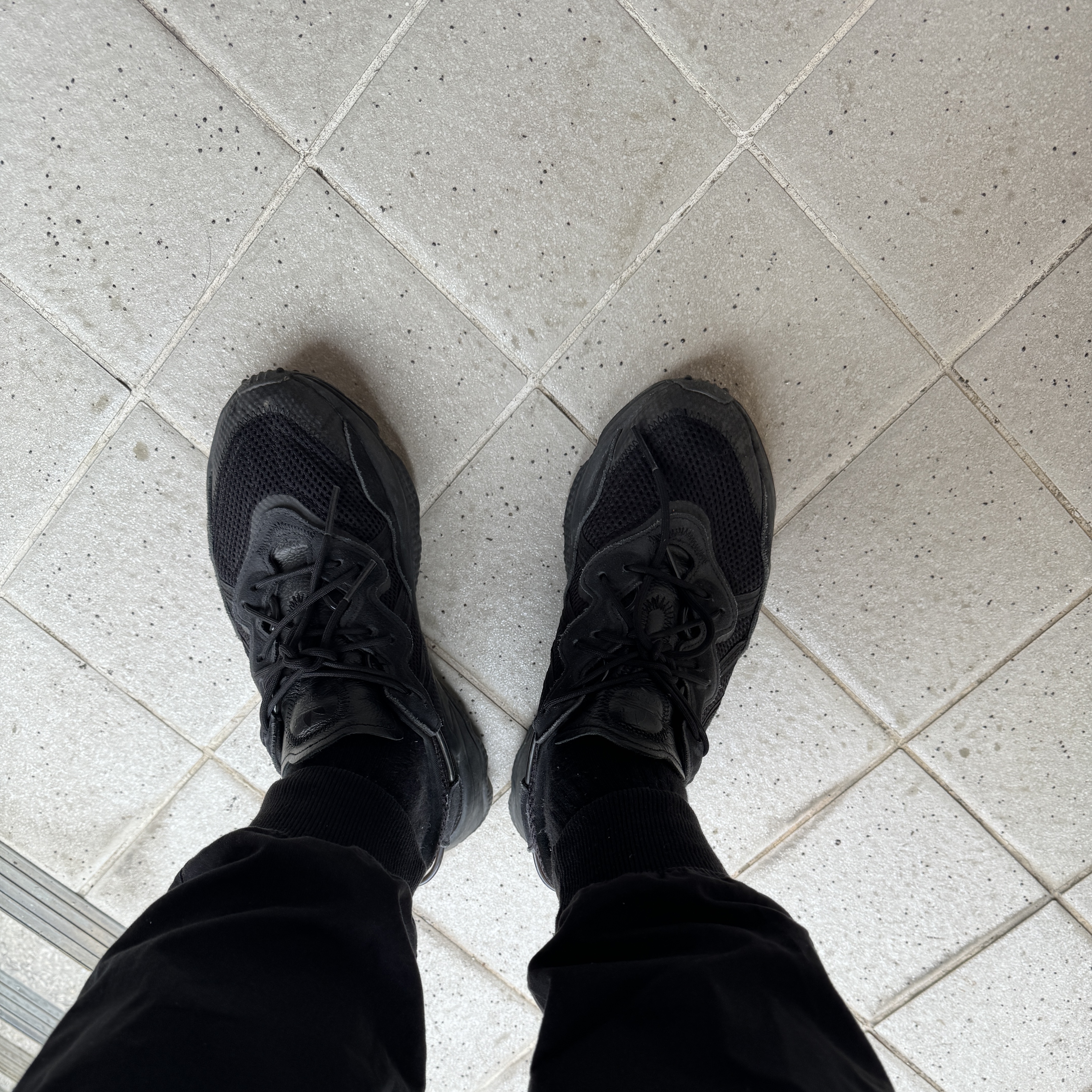 Adidas Ozweego Core Black 착용 스타일