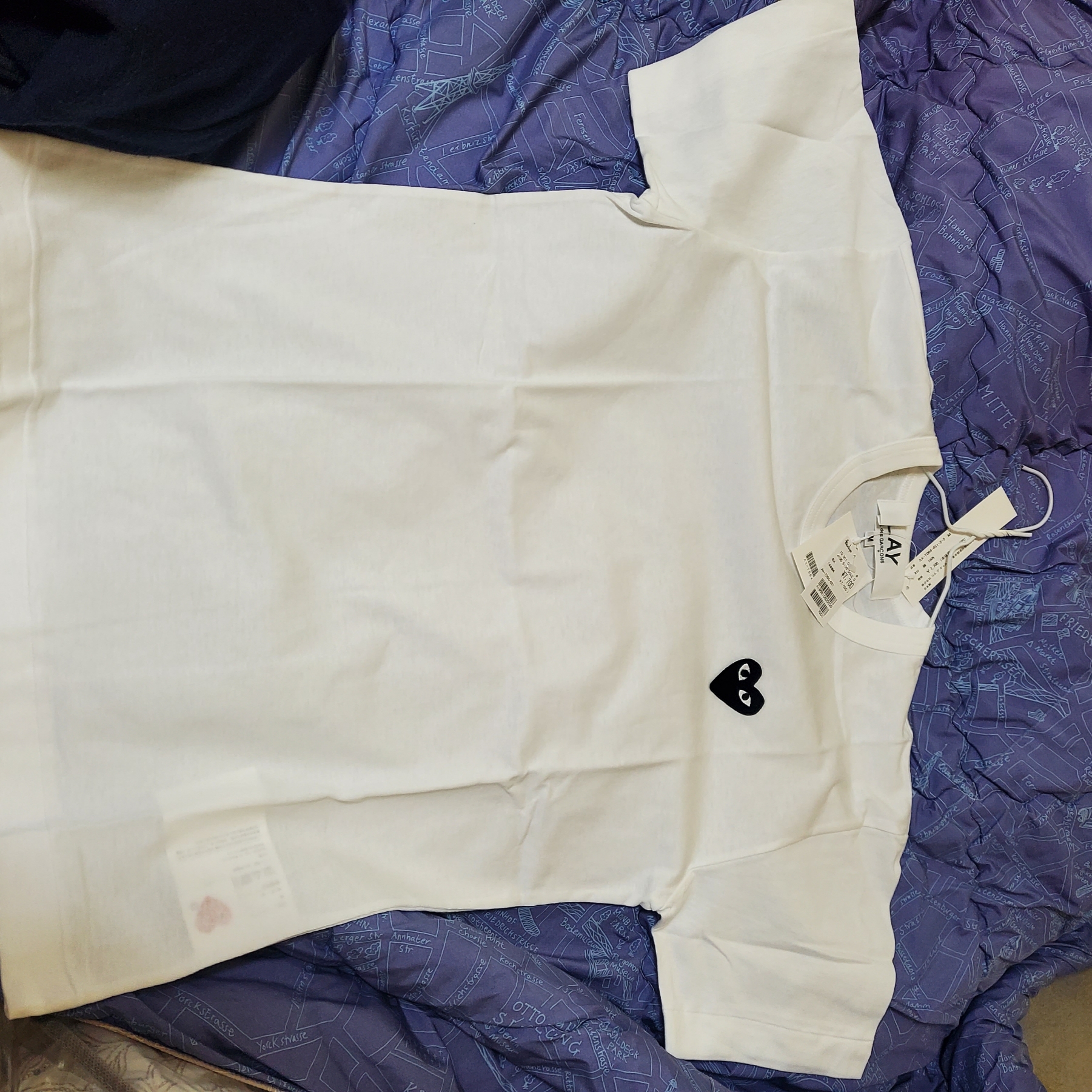 Play Comme des Garcons Black Heart T-Shirt White 착용 스타일 - 2