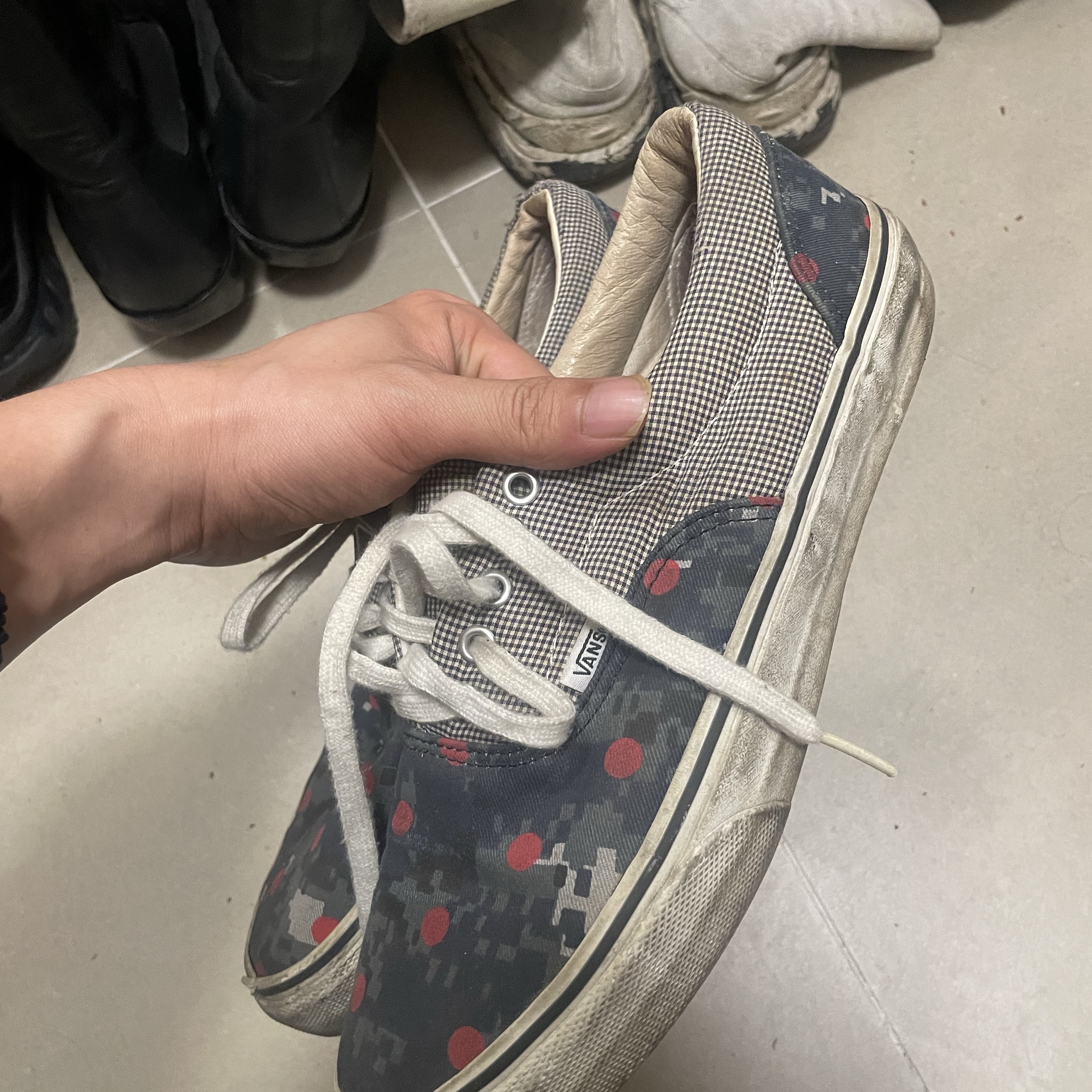 Jordan 11 Retro Low Green Snakeskin, Vans x Comme des Garcons Shirt x Supreme Era Pinstripe Red 착용 스타일 - 4