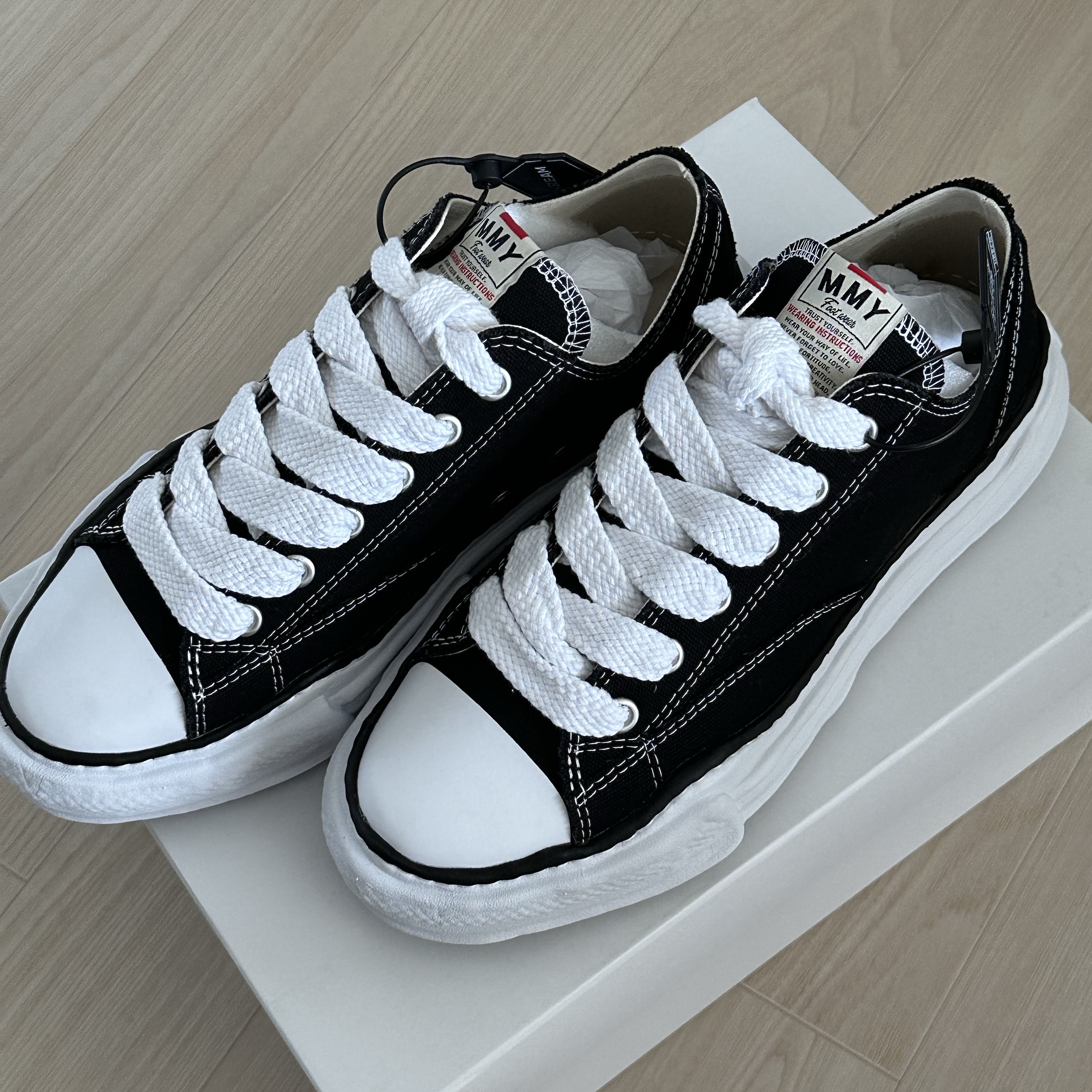 Maison Mihara Yasuhiro Peterson OG Sole Canvas Low Sneakers Black 착용 스타일 - 1