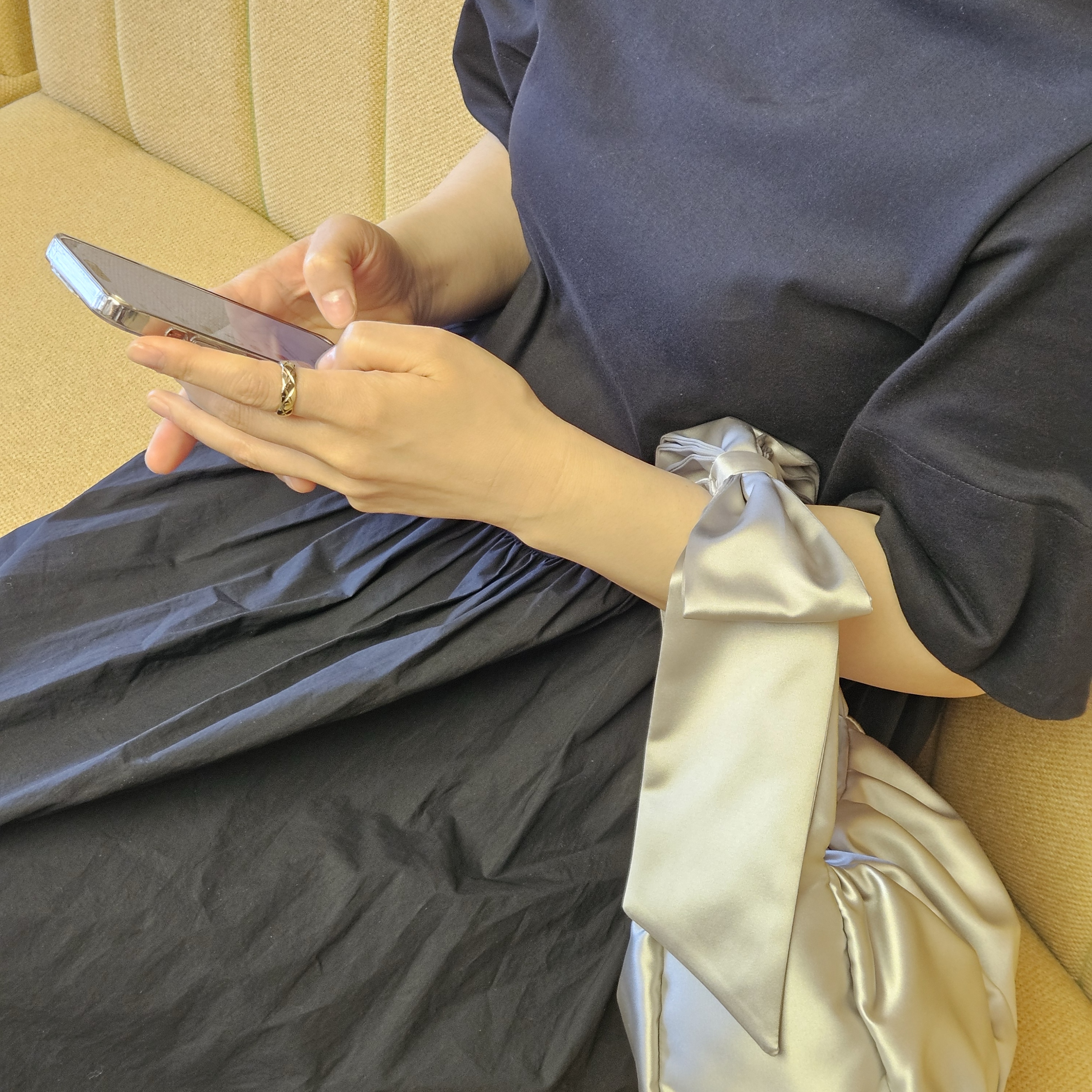 & Other Stories Satin Bow Bag Silver, New Balance 530 Grey Matter Silver Metallic 착용 스타일 - 1