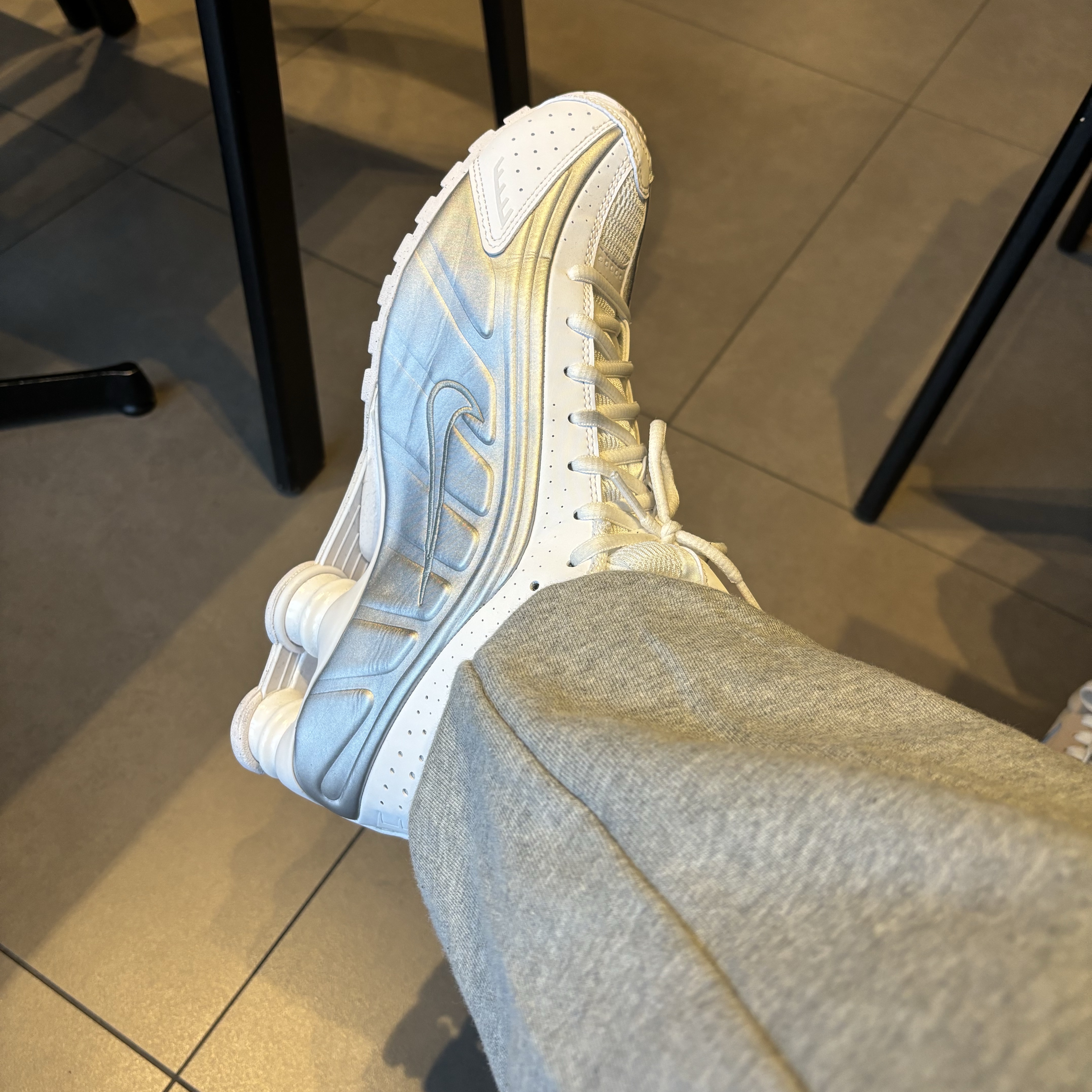 (W) Nike Shox R4 White Metallic Silver 착용 스타일