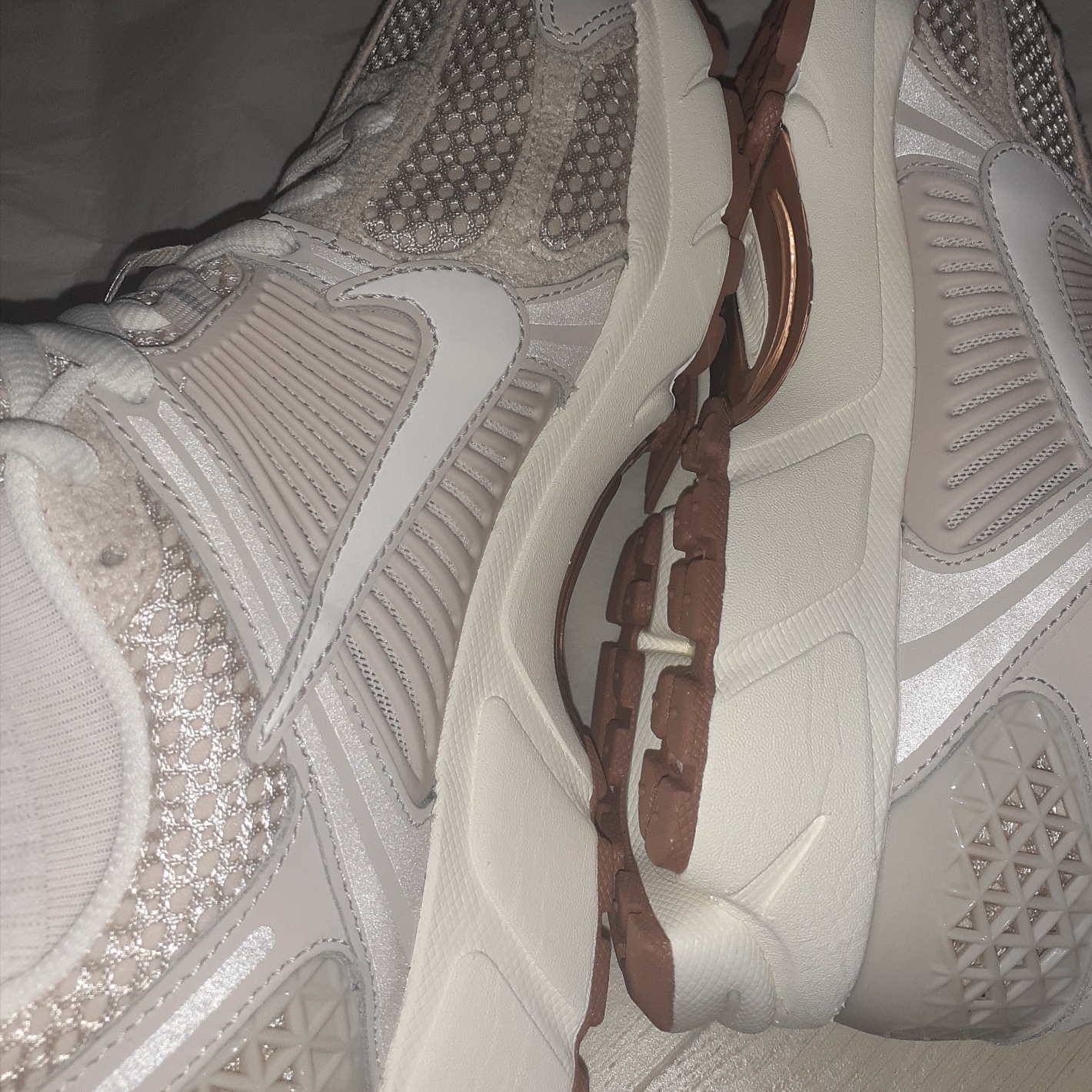 (W) Nike Zoom Vomero 5 Light Orewood Brown 착용 스타일 - 2