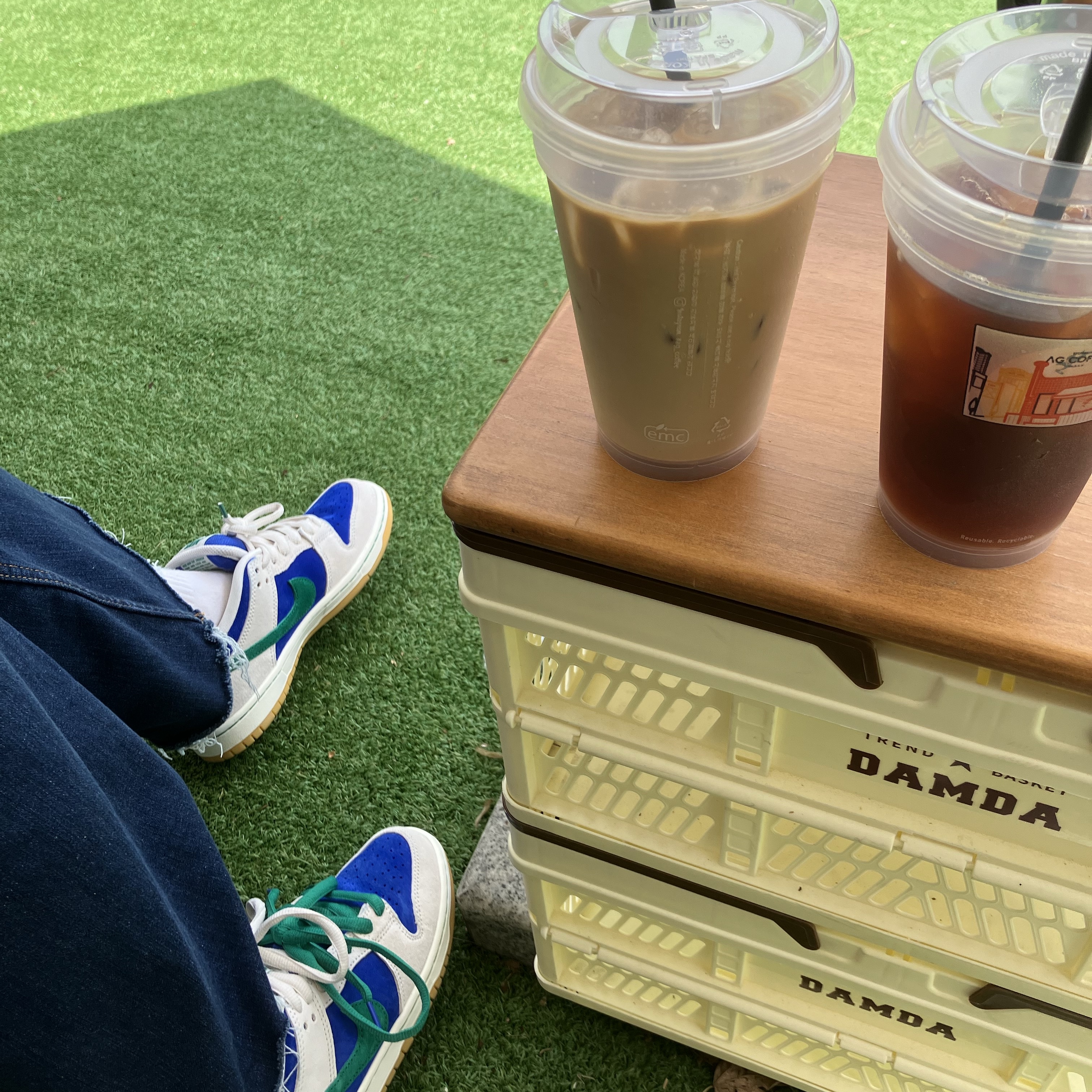 Nike SB Dunk Low Pro Phantom and Hyper Royal 착용 스타일