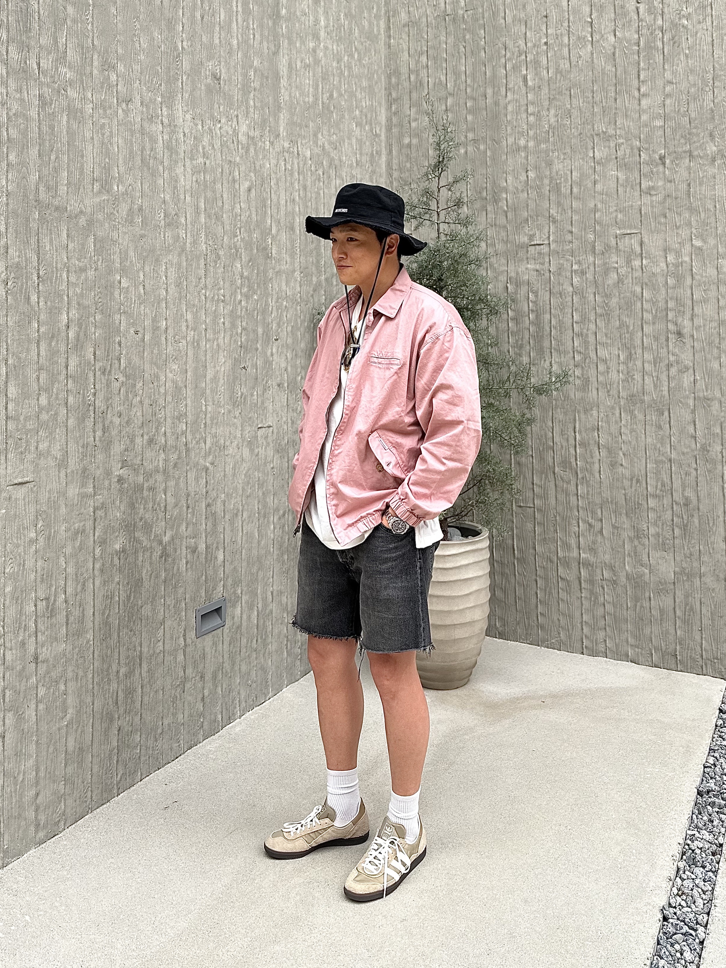 Jacquemus Le Bob Artichaut Bucket Hat Black, Adidas Wensley Spezial Cardboard Off White 착용 스타일 - 1