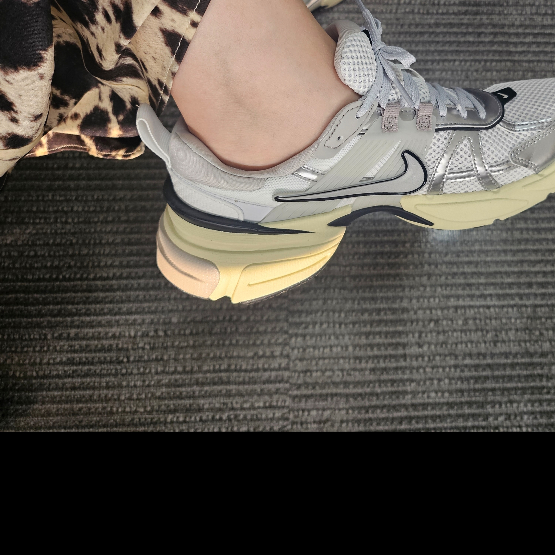 Nike V2K Run Summit White Metallic Silver 착용 스타일