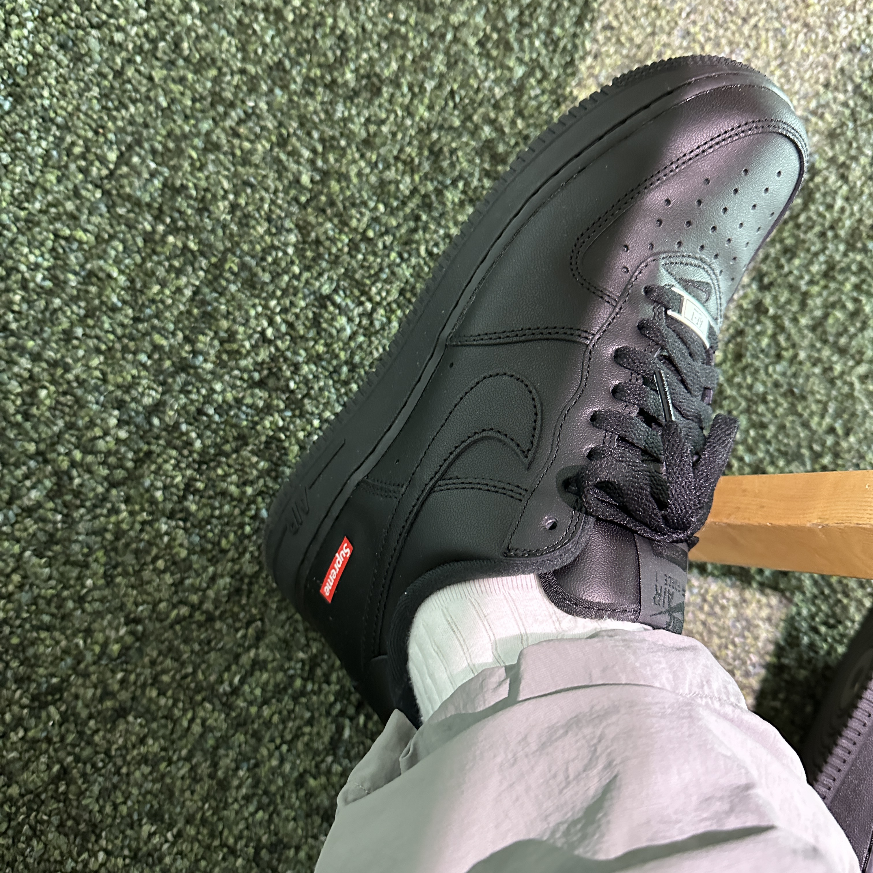 Nike x Supreme Air Force 1 Low Black 착용 스타일