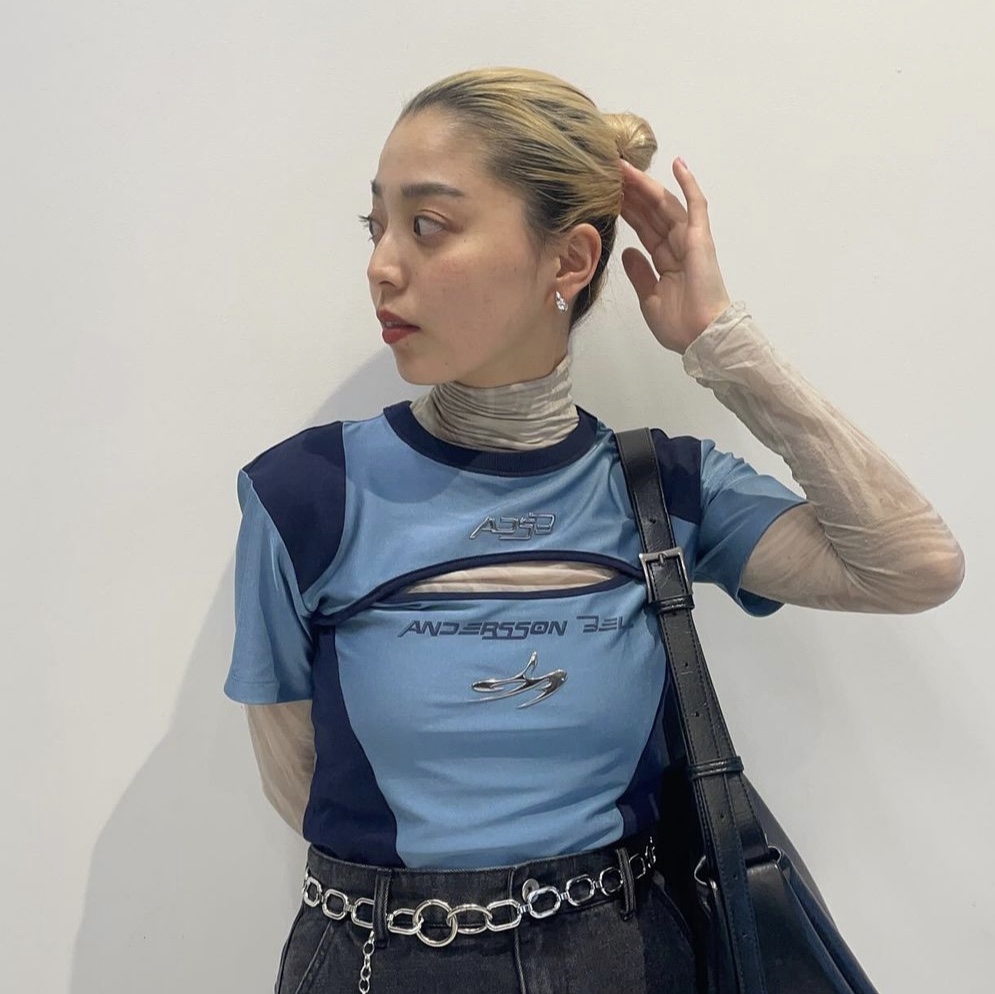 [KREAM 단독] ADSB Andersson Bell Women Essential Cut-Out Racing T-Shirts Blue 착용 스타일 - 1