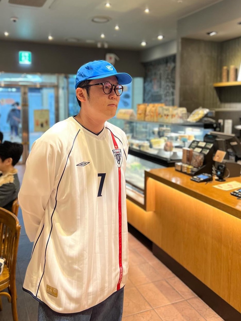 Over The Pitch x Umbro 100th Anniversary Homage Football Jersey 착용 스타일