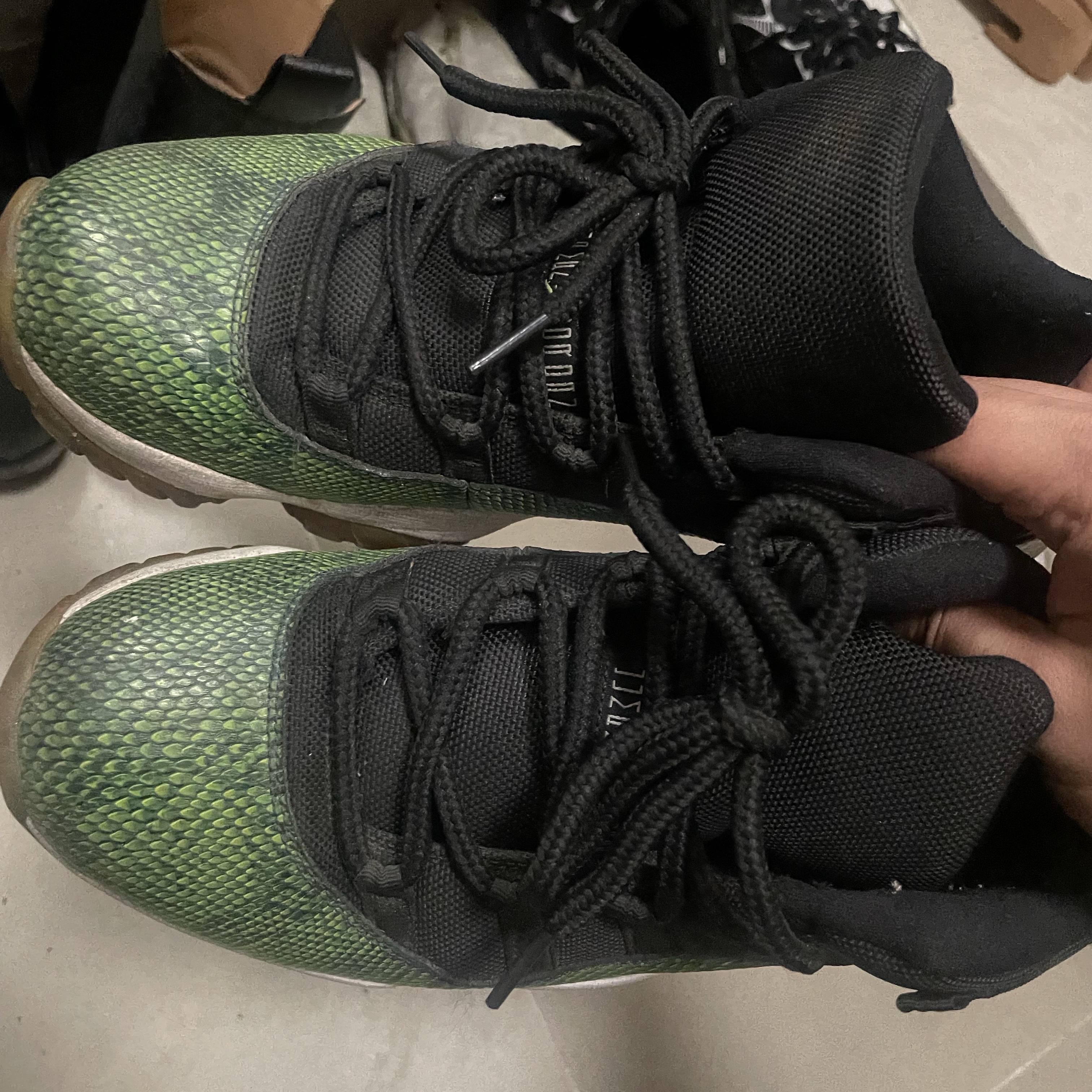Jordan 11 Retro Low Green Snakeskin, Vans x Comme des Garcons Shirt x Supreme Era Pinstripe Red 착용 스타일 - 1