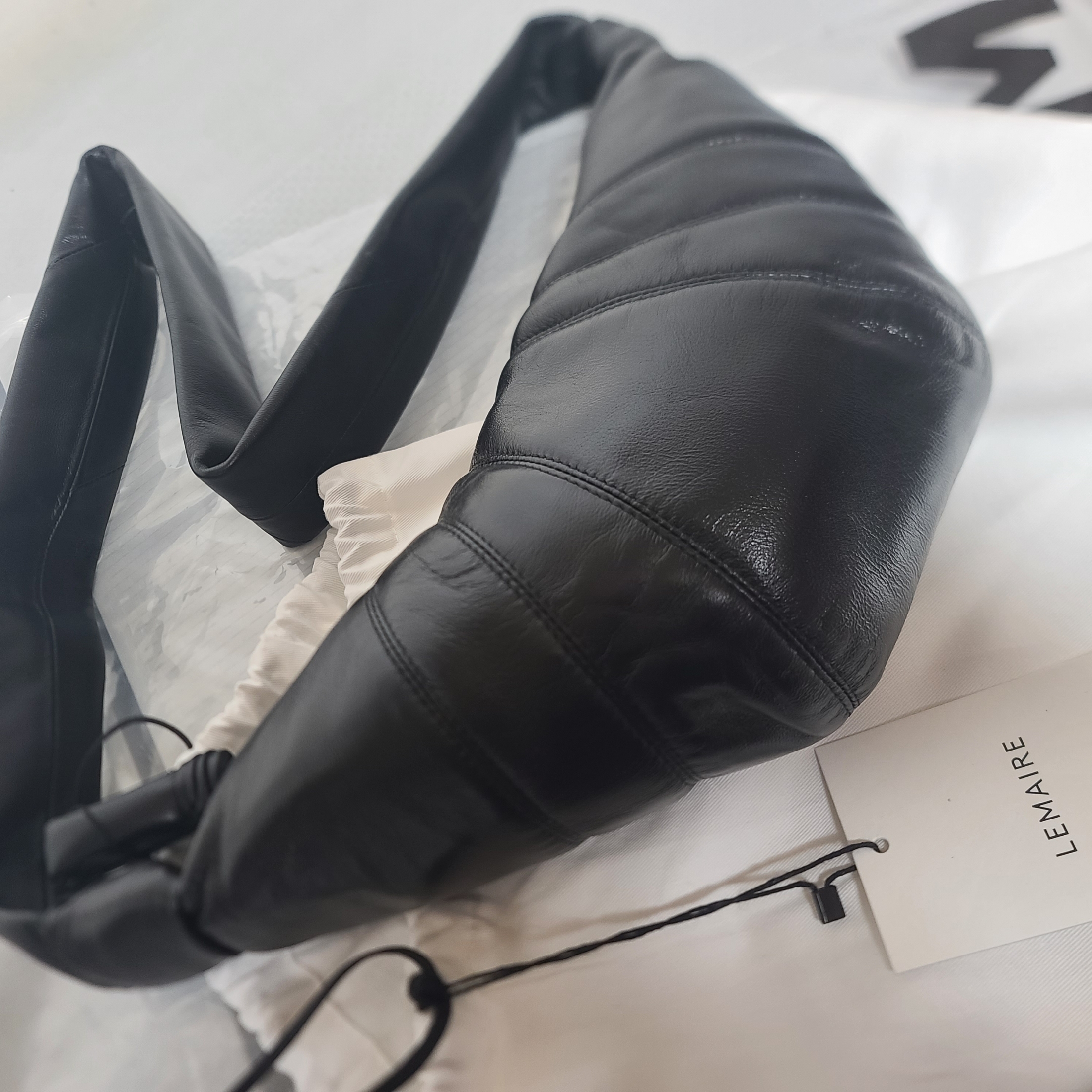 Lemaire Small Croissant Bag Soft Nappa Leather Black 착용 스타일 - 2