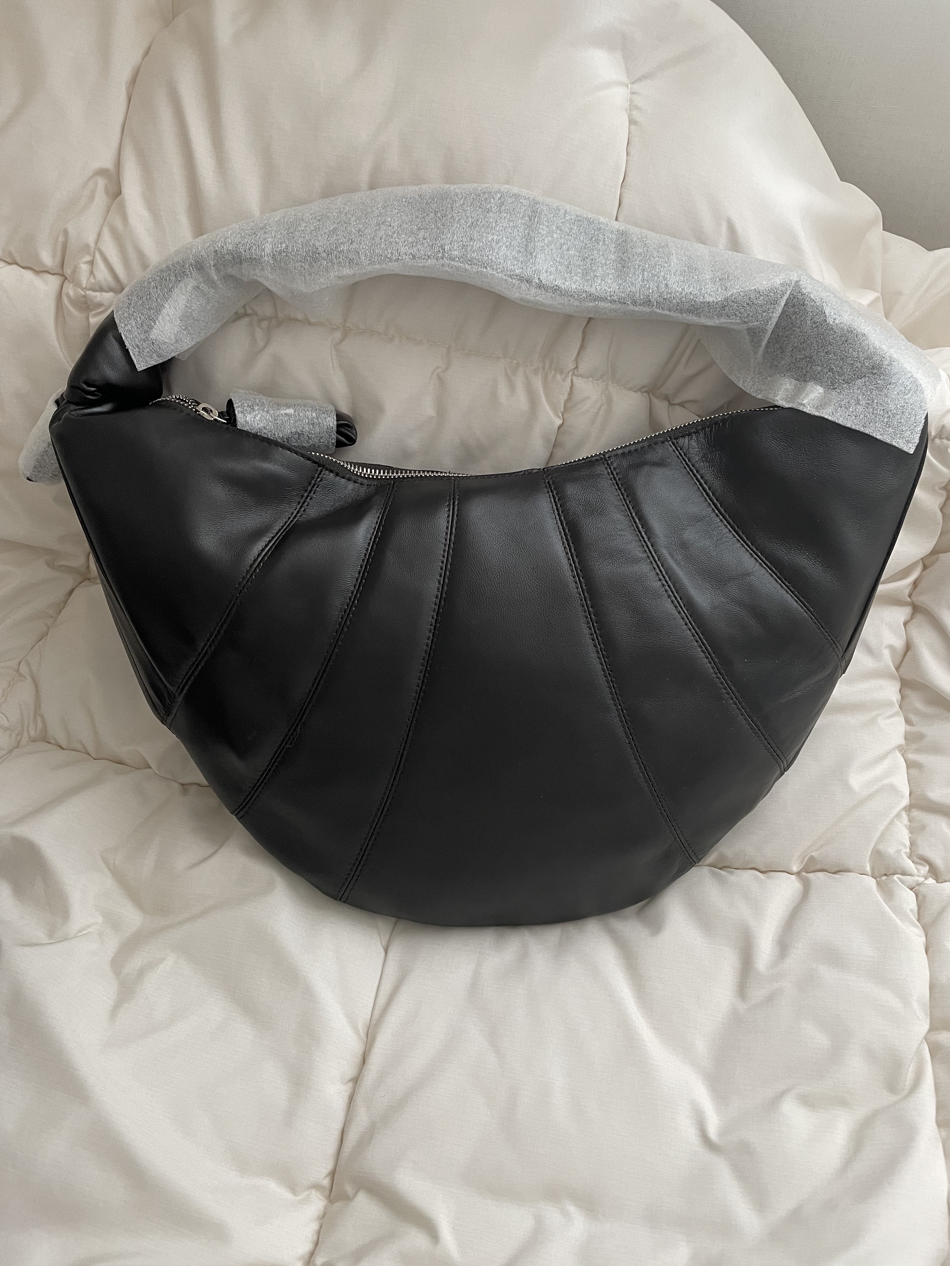 Lemaire Fortune Croissant Bag Soft Nappa Leather Dark Chocolate 착용 스타일