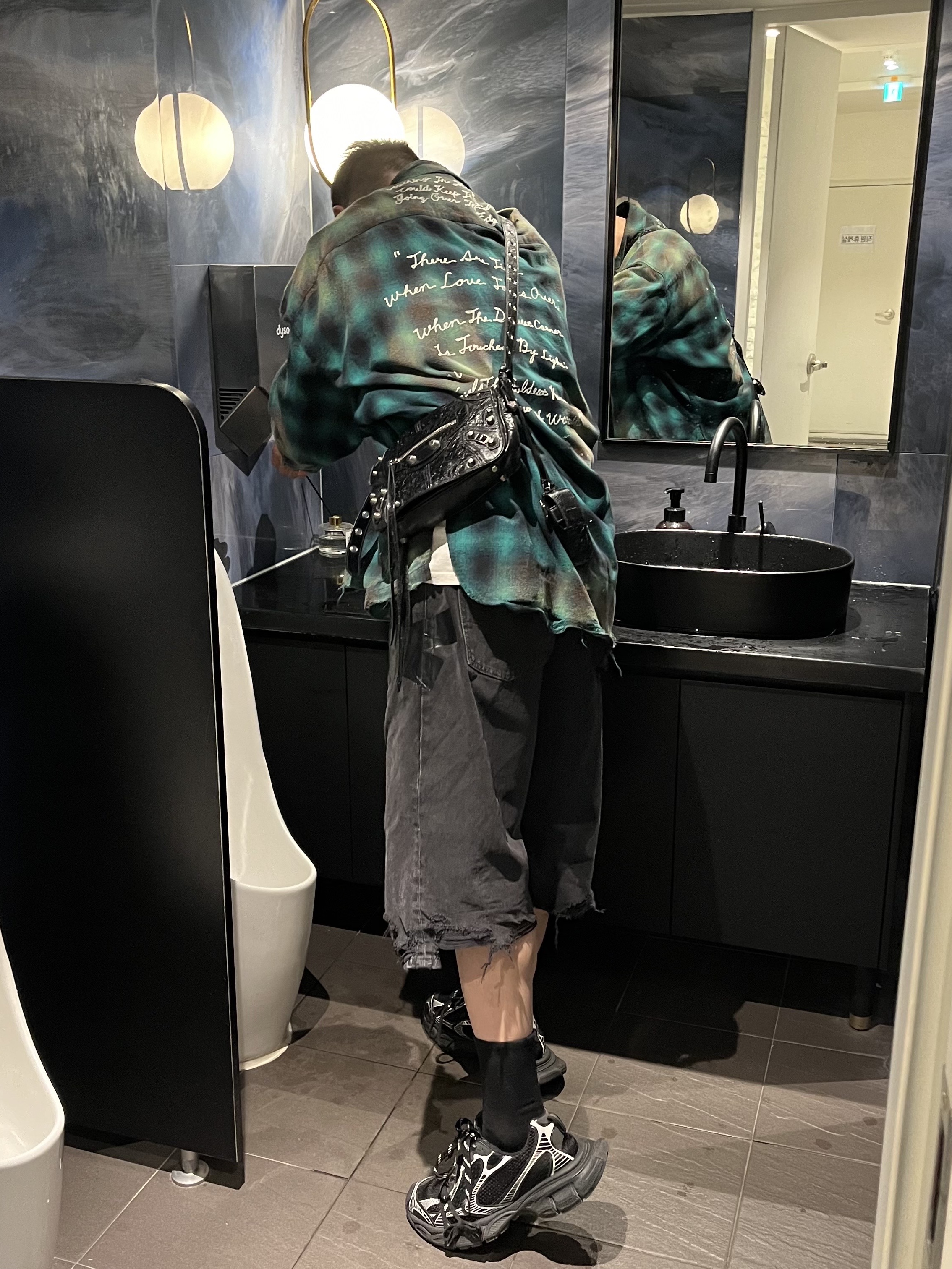 Martine Rose Jean Short Black Wash Gaffer Tape 착용 스타일