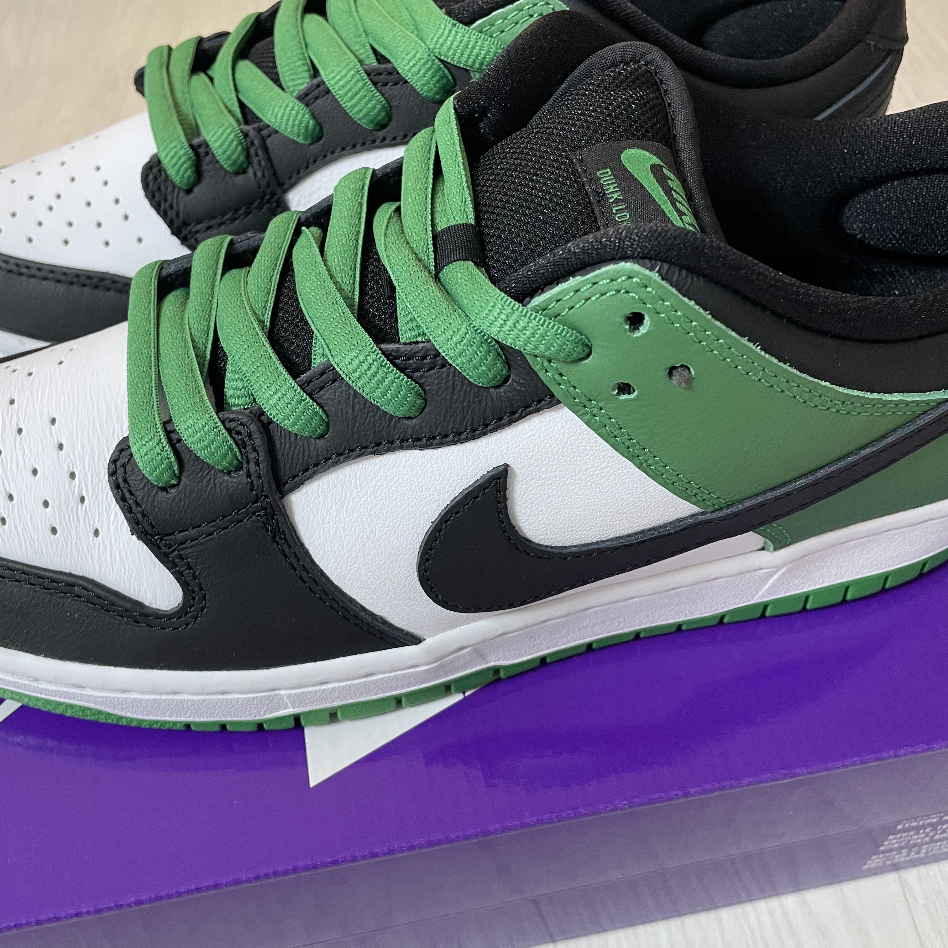 Nike SB Dunk Low Pro Black and Classic Green 착용 스타일