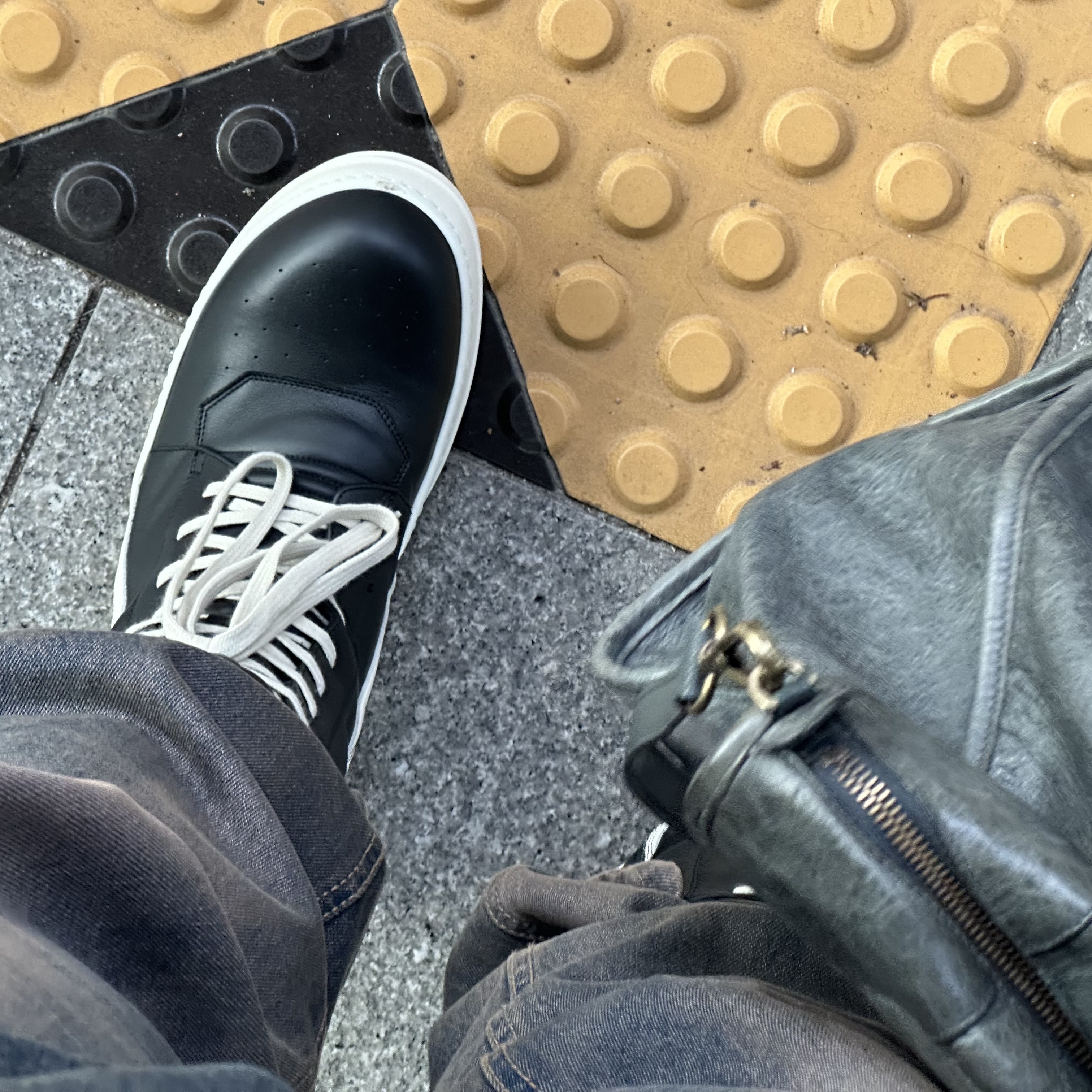 Rick Owens Geobasket Full Grain Calf Leather Strobe Sneakers Black Milk White 착용 스타일