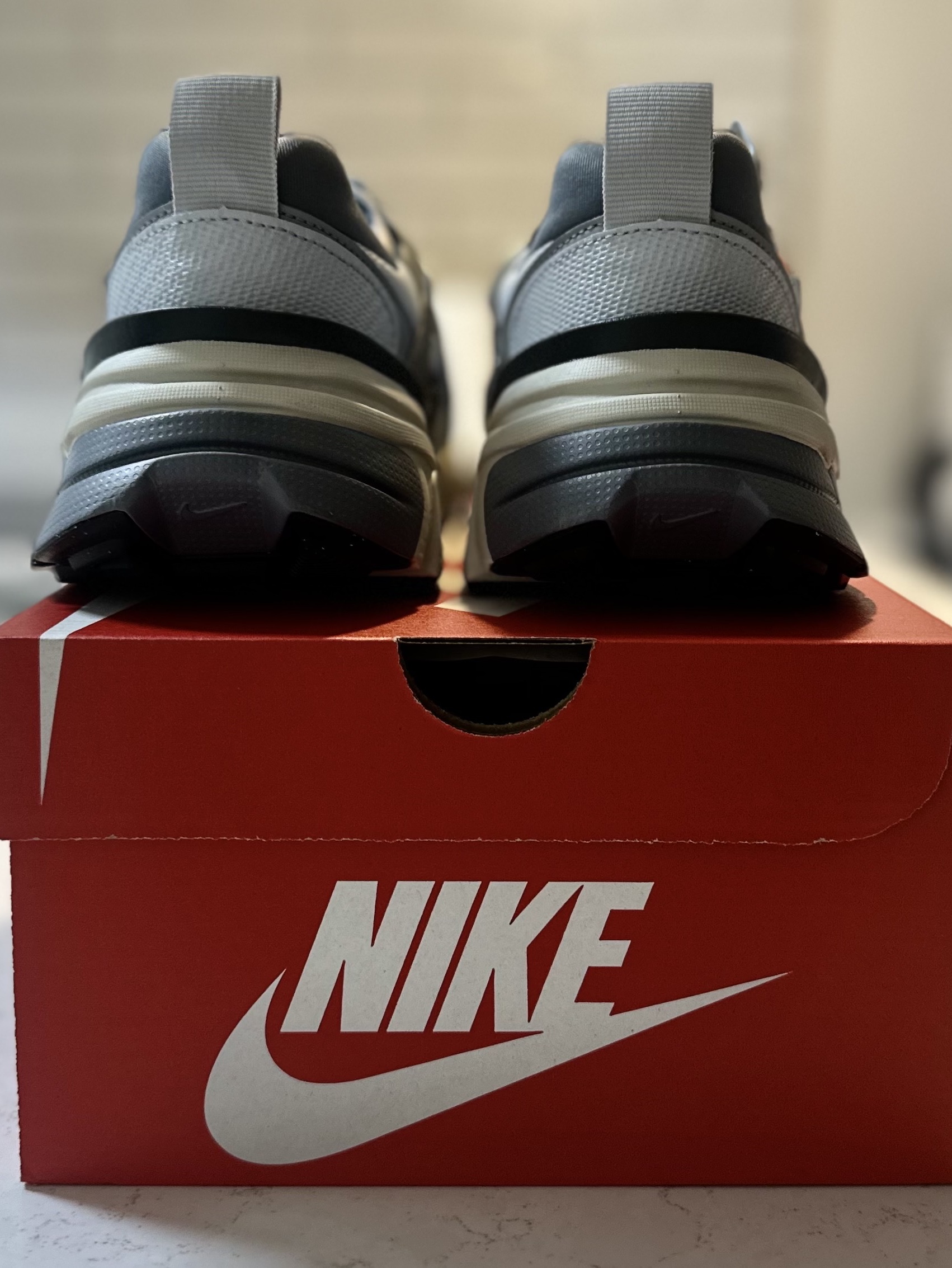 Nike V2K Run Pure Platinum Wolf Grey 착용 스타일 - 2