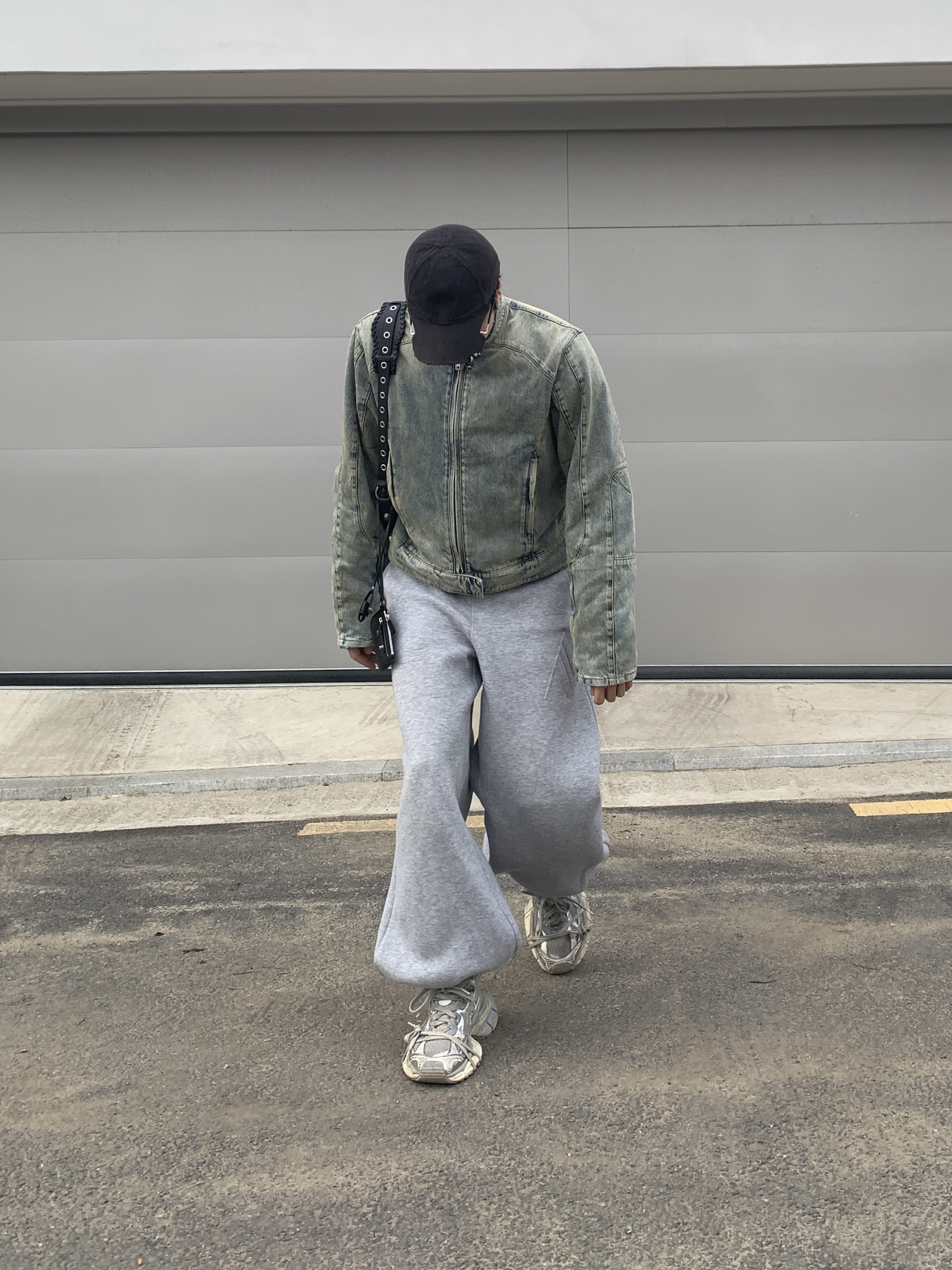 Entire Studios Moto Denim Jacket Surface Wave, Balenciaga 3XL Sneakers Light Beige 착용 스타일 - 6