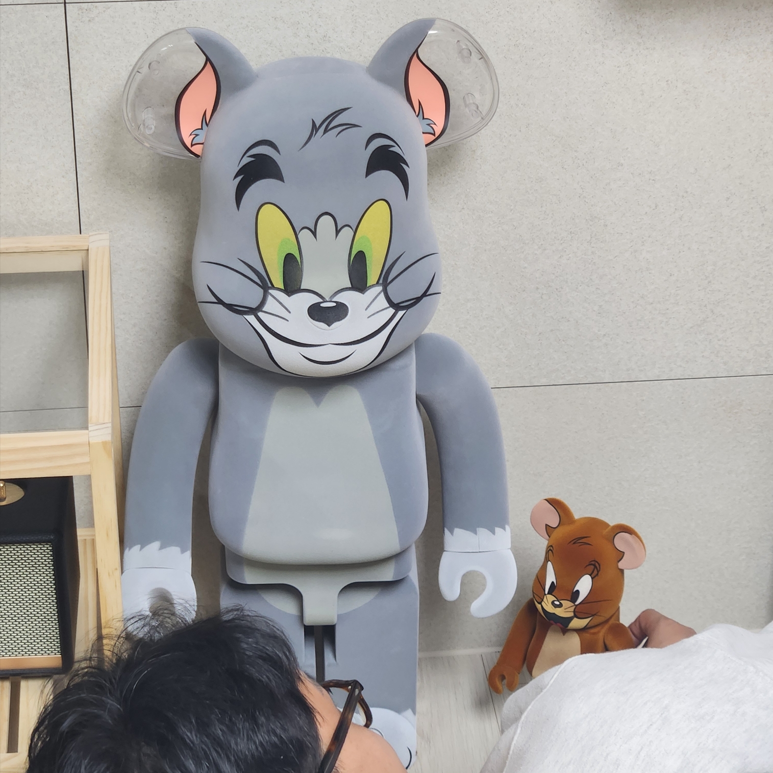Bearbrick Tom & Jerry Jerry Flocky Ver. 100% & 400% Set, Bearbrick Tom & Jerry Tom Flocky Ver. 1000% 착용 스타일