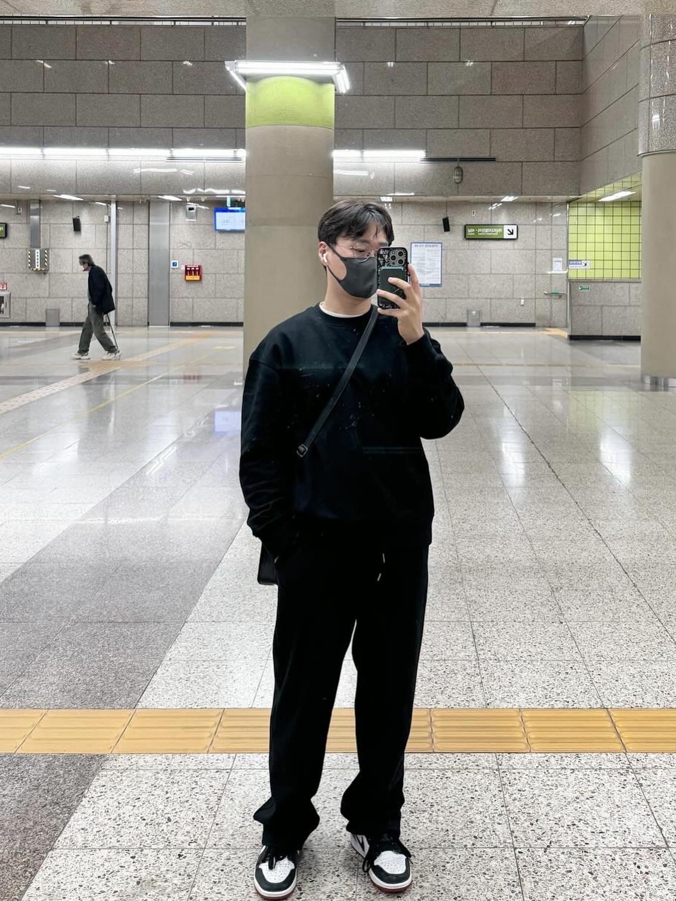 Jordan 1 Retro Low OG Black Toe, Wooyoungmi Luminous Jellyfish Back Logo Sweatshirt Black - 24SS 착용 스타일 - 2