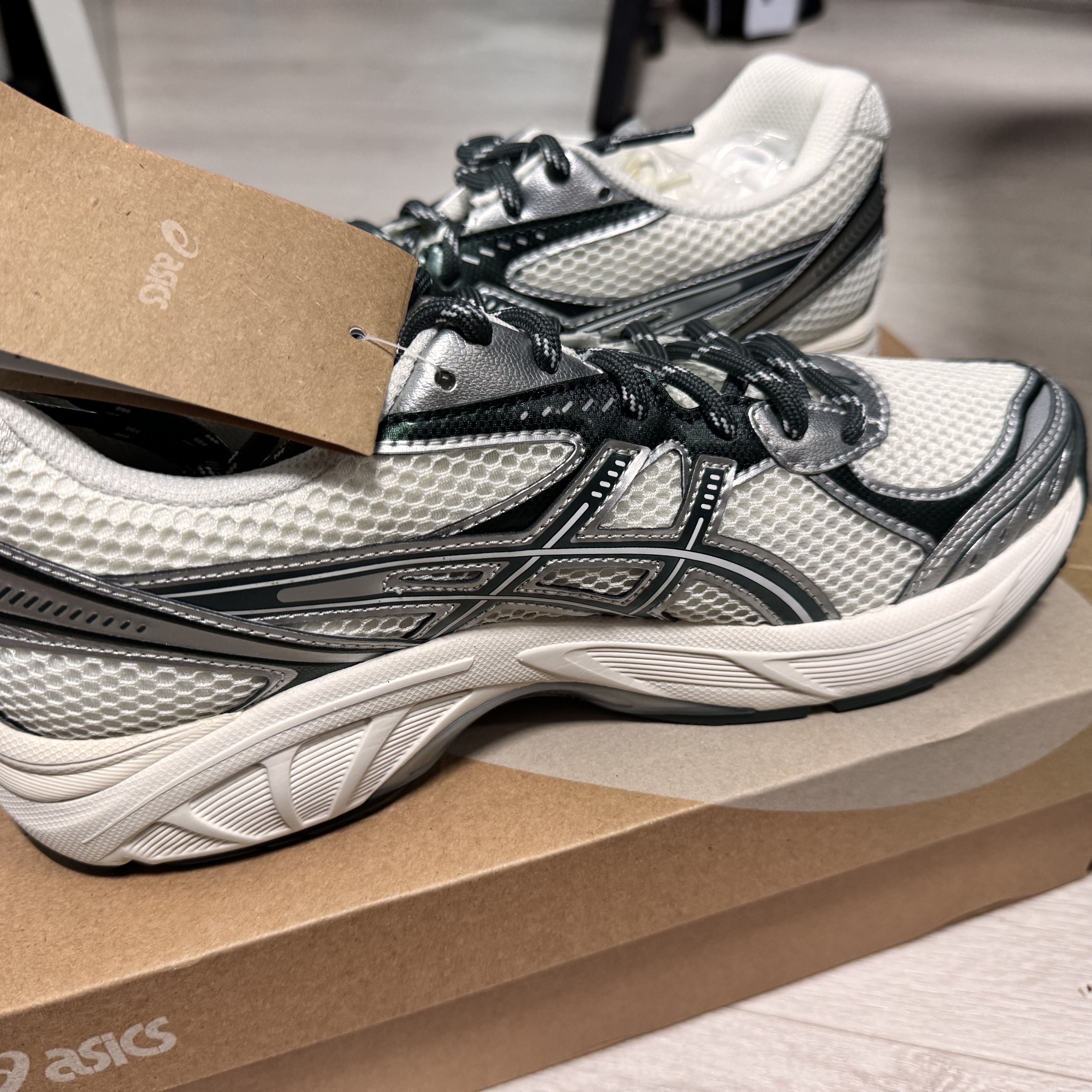 Asics x Kith GT-2160 Cream Scarab 착용 스타일 - 2