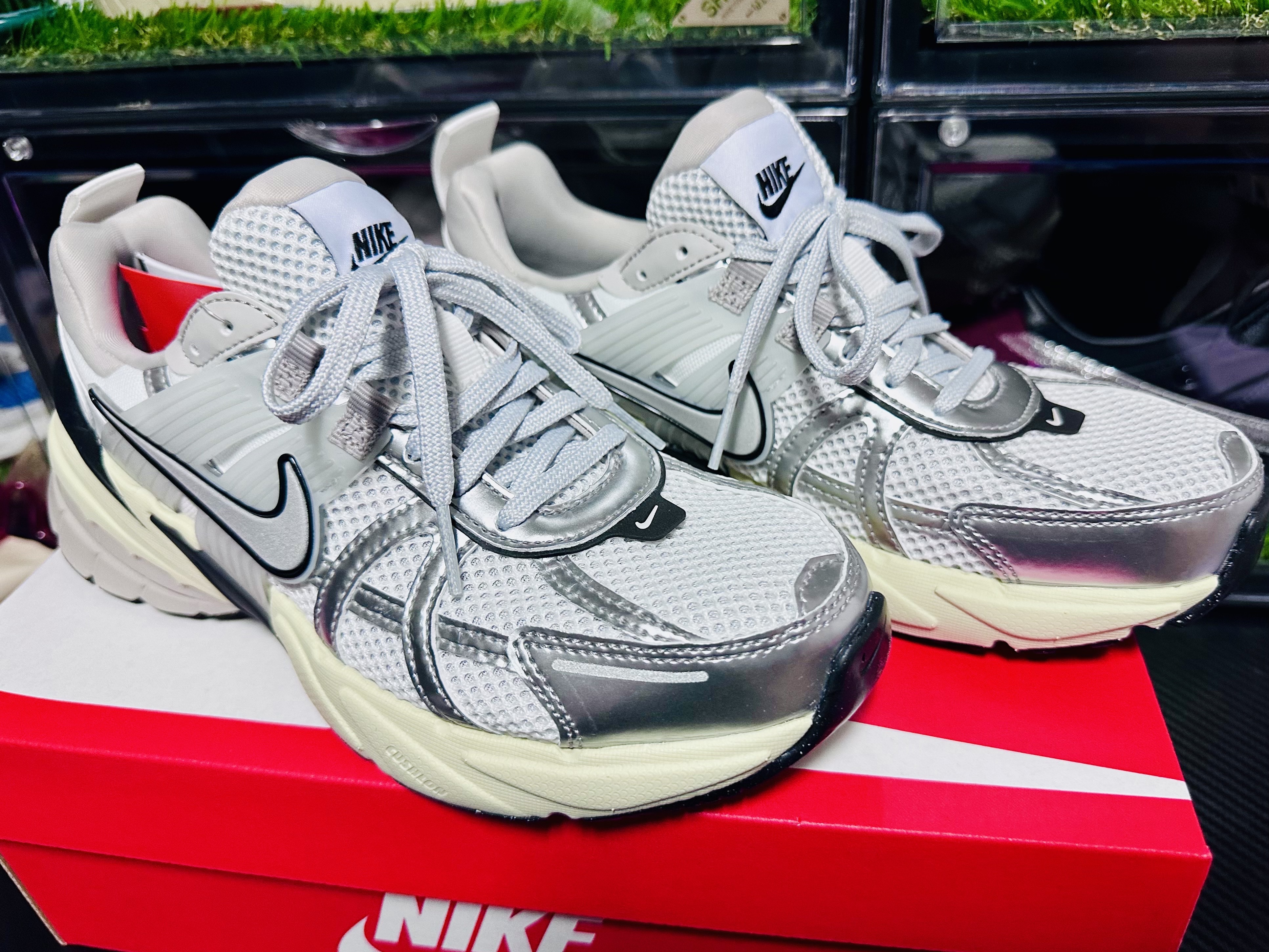 Nike V2K Run Summit White Metallic Silver 착용 스타일 - 2