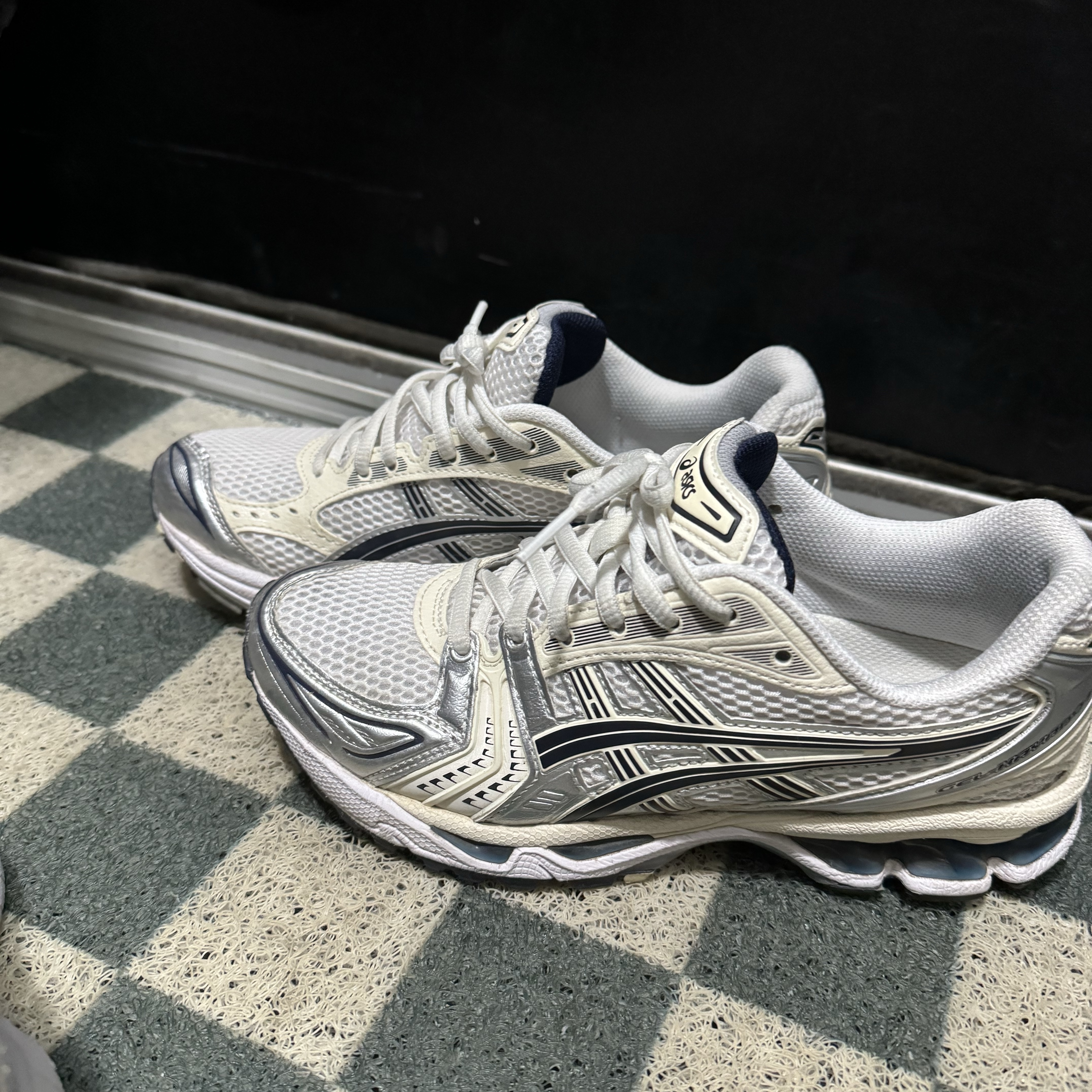 (W) Asics Gel-Kayano 14 White Midnight 착용 스타일