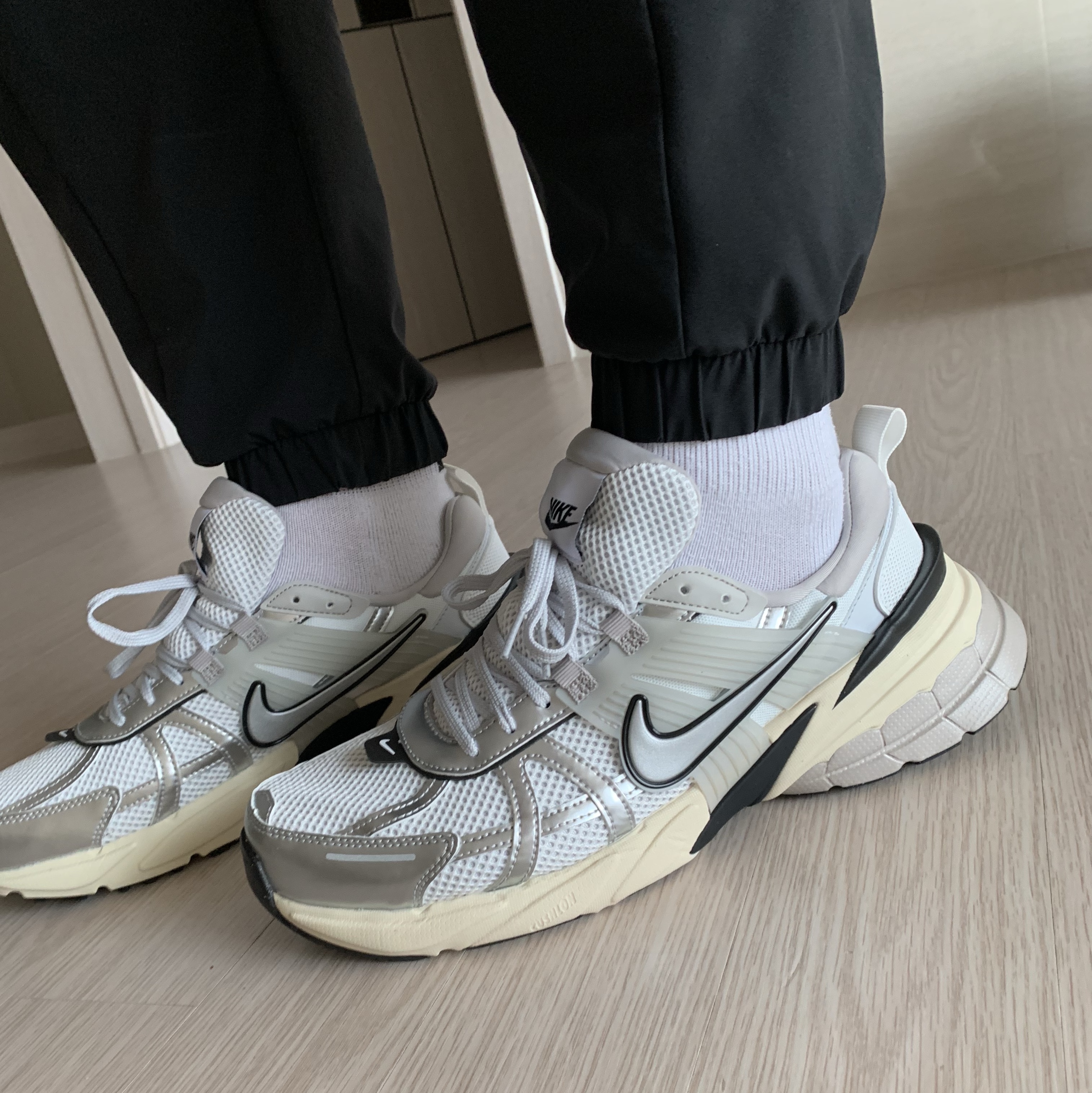 Nike V2K Run Pure Platinum Light Iron Ore 착용 스타일 - 1