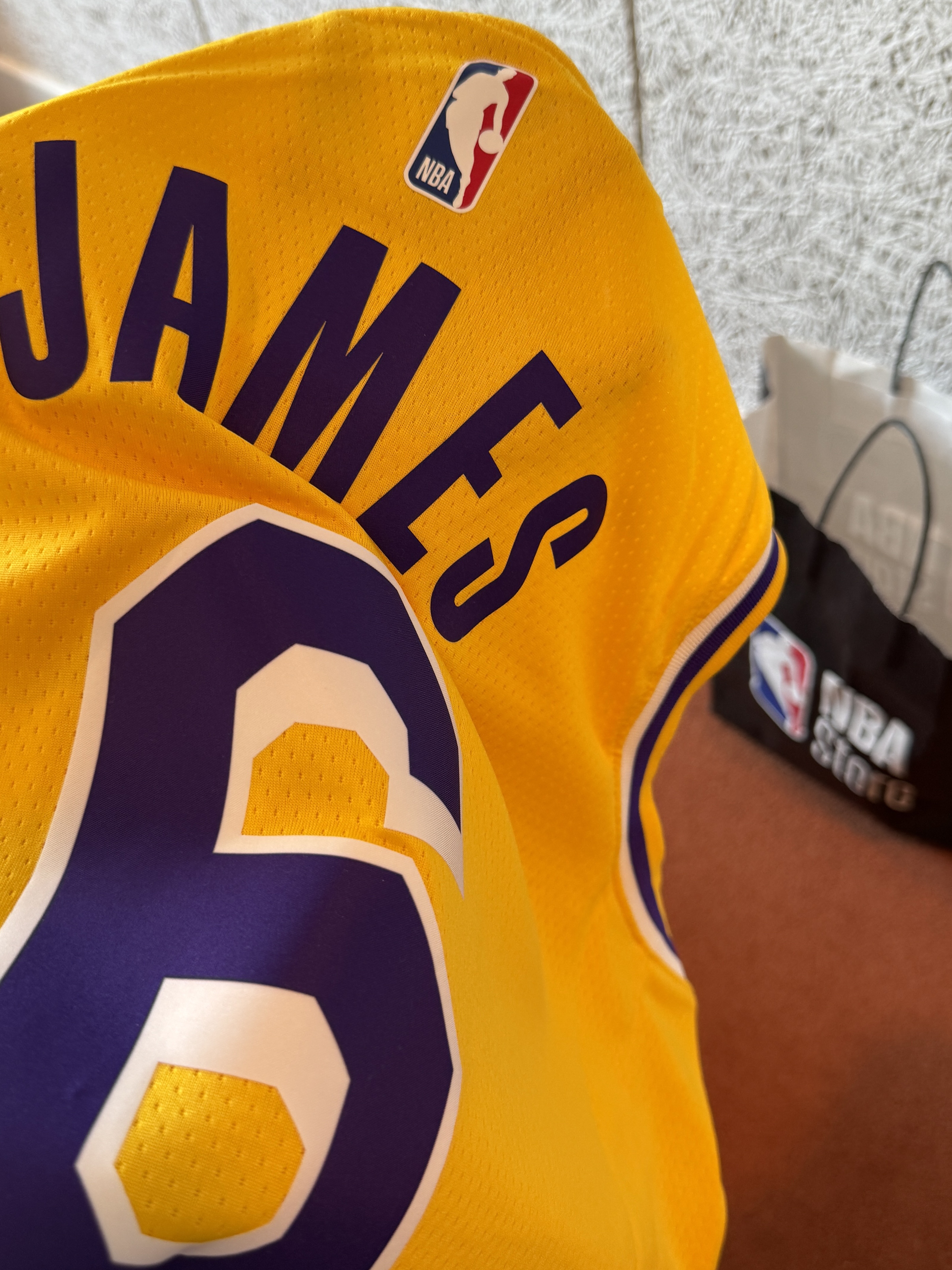 Nike LeBron James LA Lakers Icon Edition Jersey Amarillo, Nike x Martine Rose Dress Shirt White - US/EU 착용 스타일 - 1