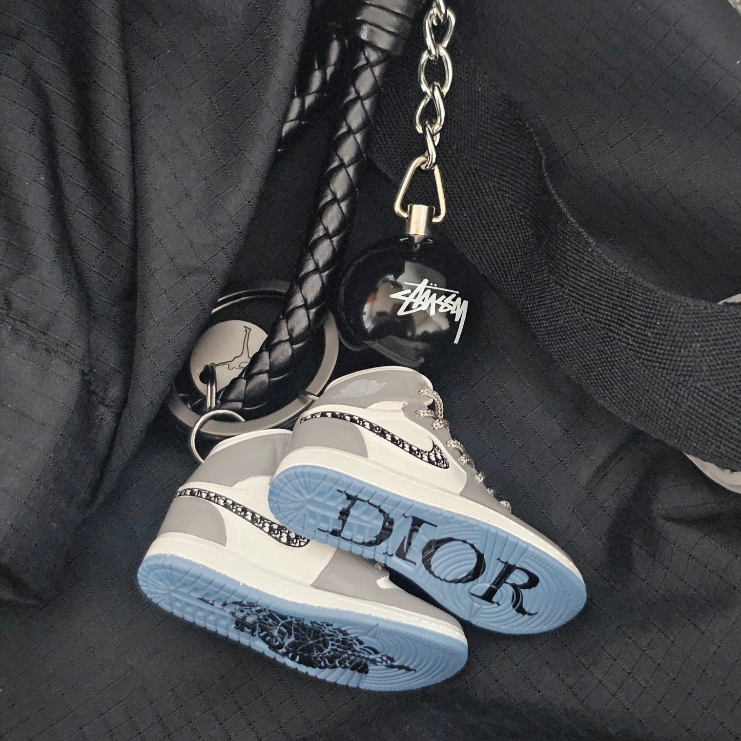 Stussy 8 Ball Keychain Black 착용 스타일 - 2
