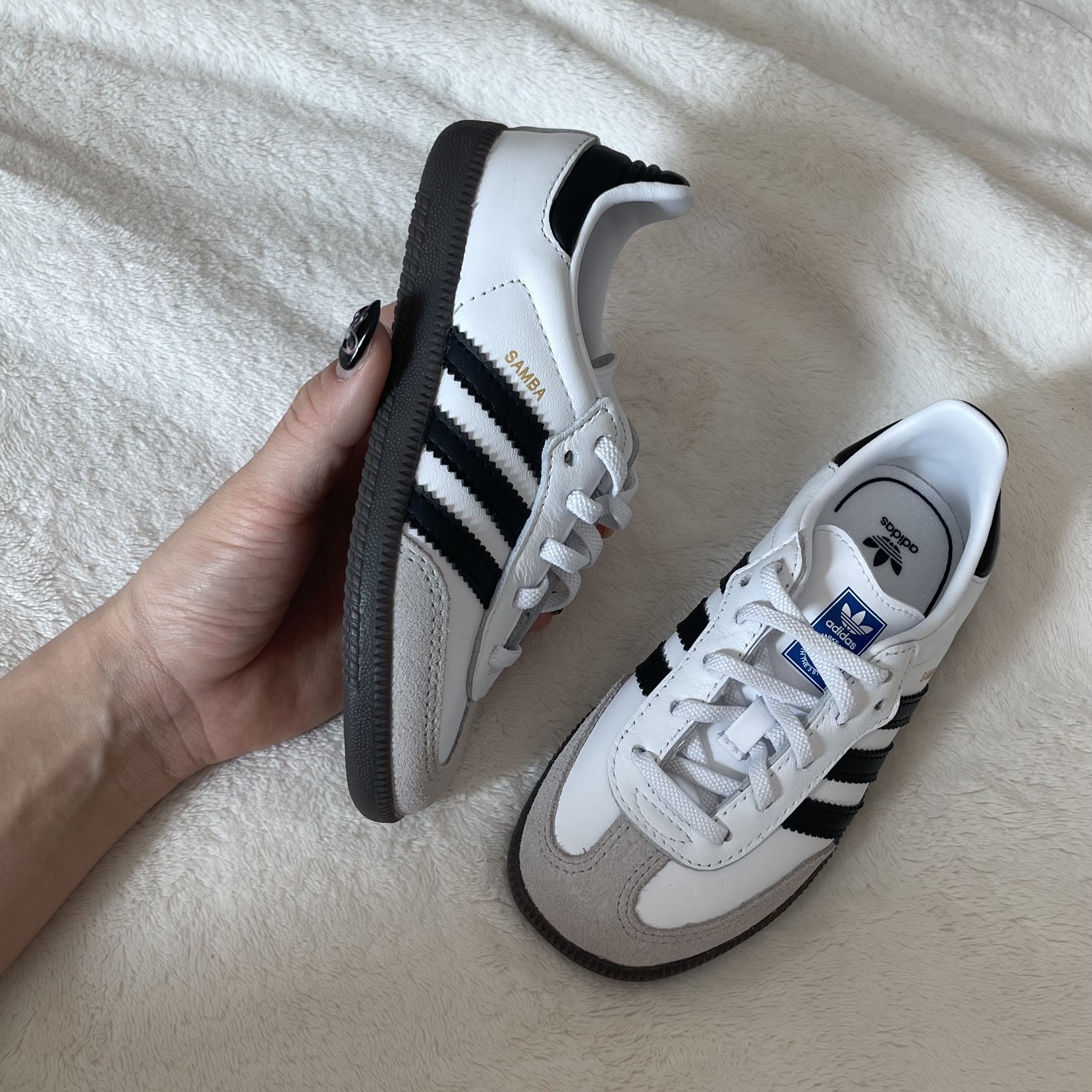(C) Adidas Samba OG Cloud White Core Black 착용 스타일 - 2