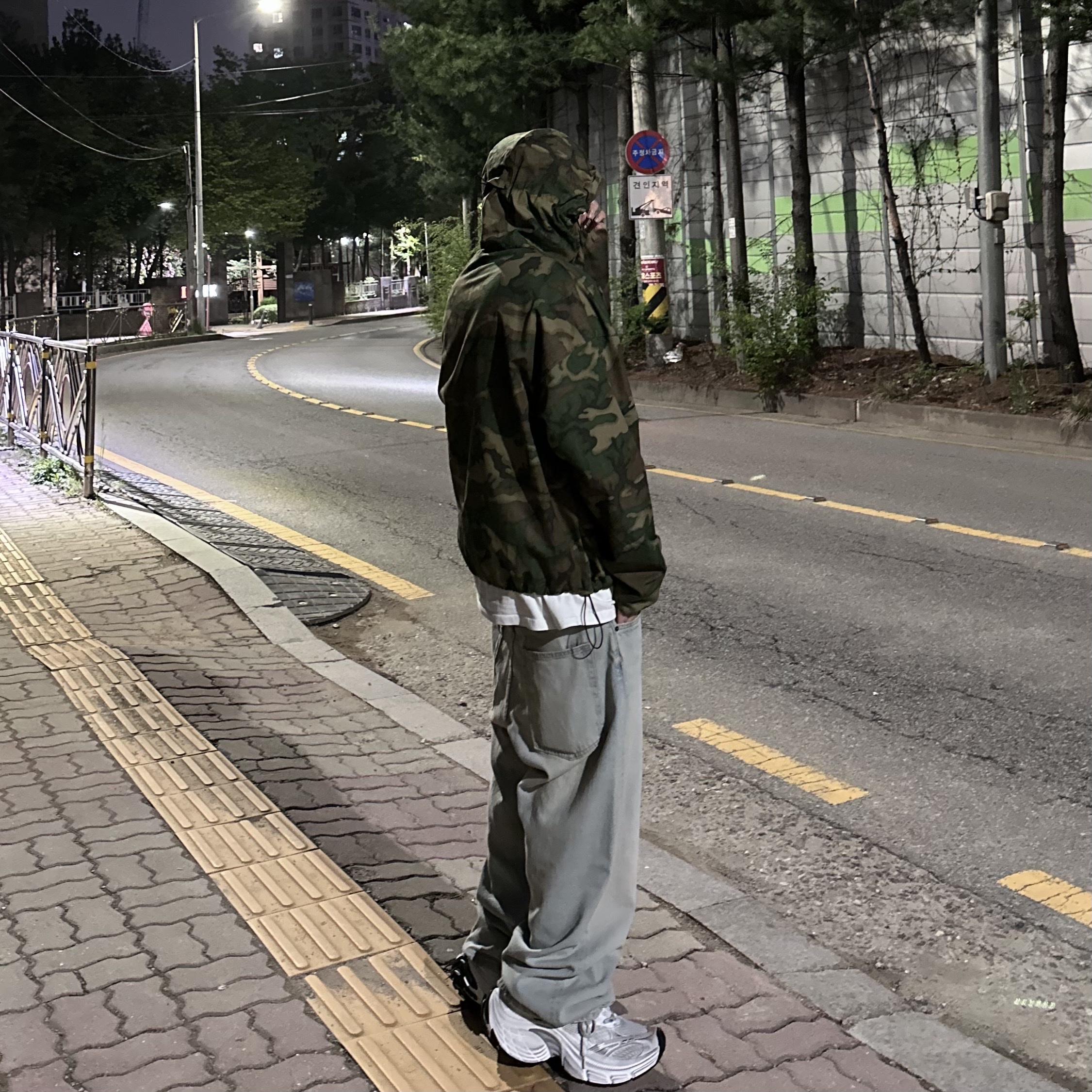 Balenciaga 10XL Sneakers White Grey Silver Black 착용 스타일 - 3