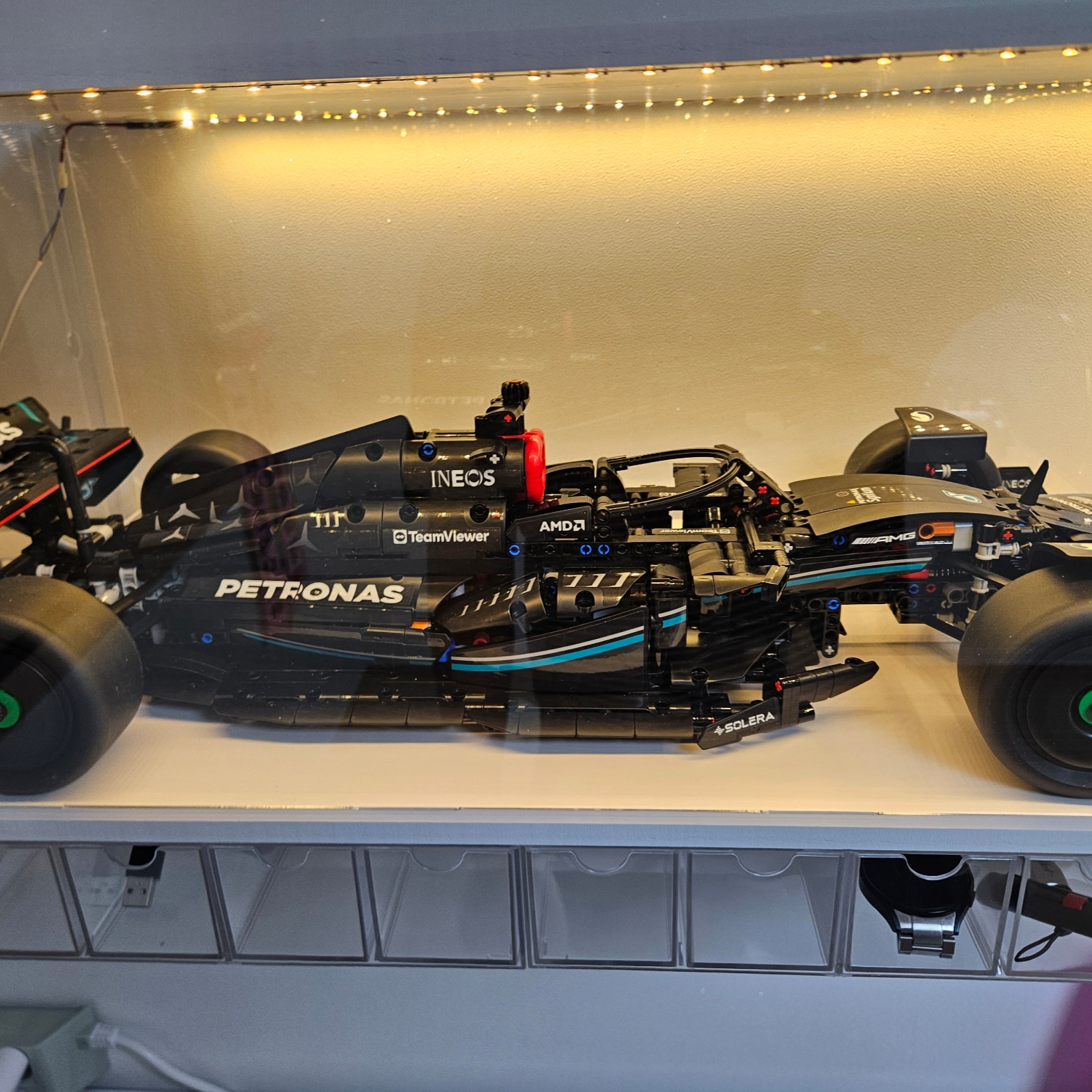 Lego Mercedes-AMG F1 W14 E Performance 착용 스타일 - 2