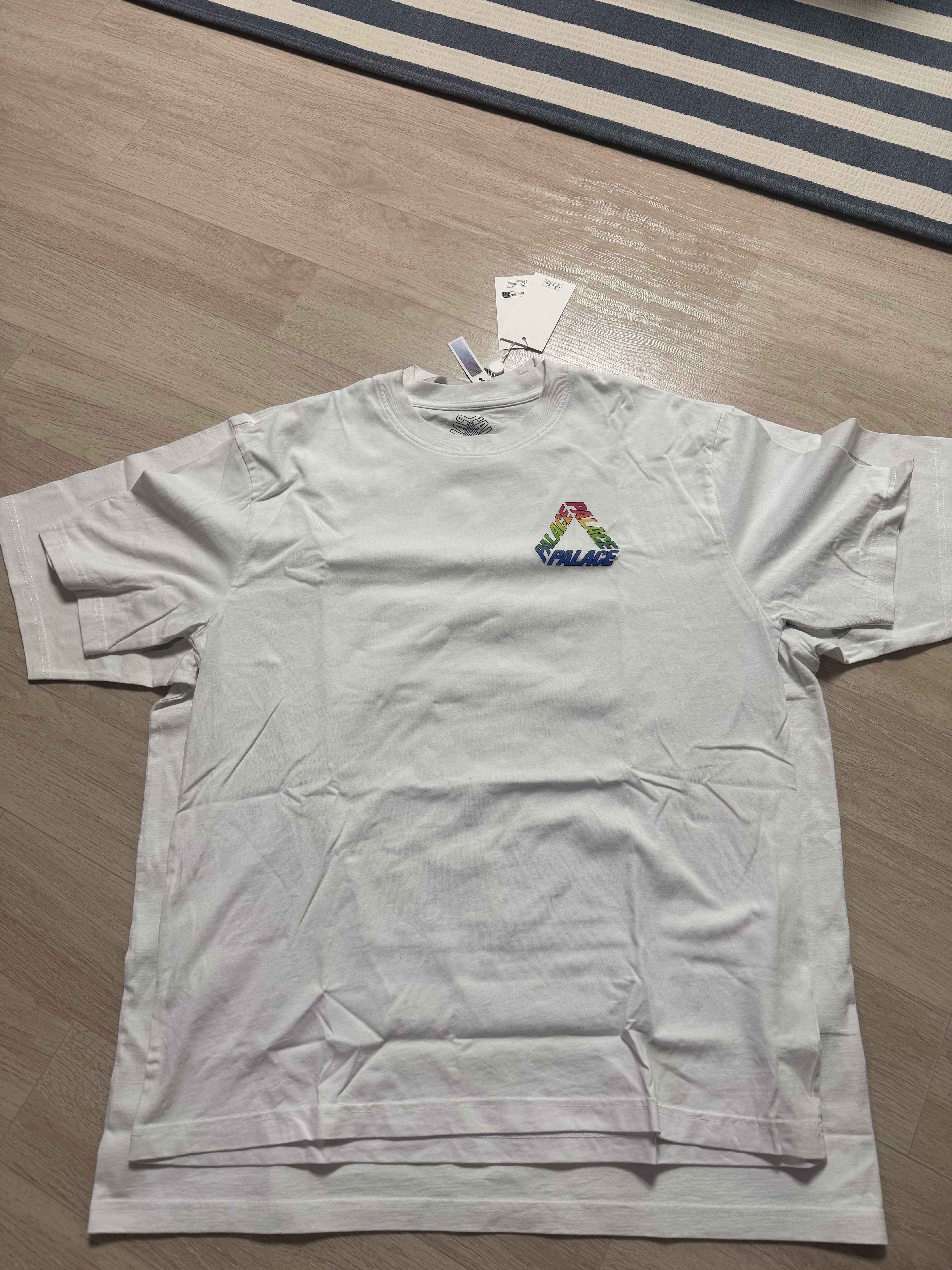 Supreme Play Dead T-Shirt White - 22FW, Supreme x MM6 Maison Margiela Box Logo T-Shirt White - 24SS 착용 스타일 - 6