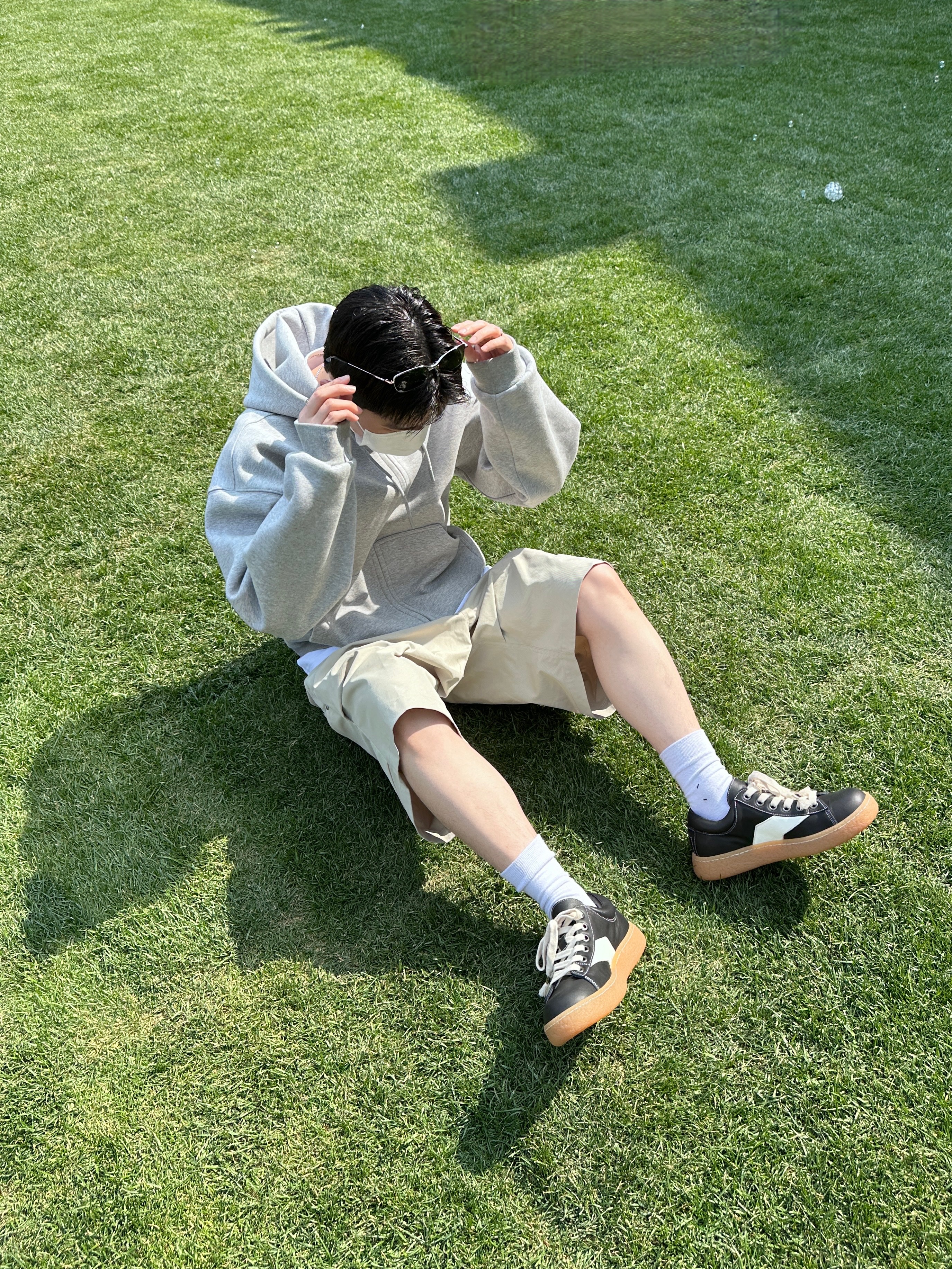 Nonnod Scuba Zip Hoodie Grey, Nonnod Alpine Carpenter Shorts Beige 착용 스타일 - 4