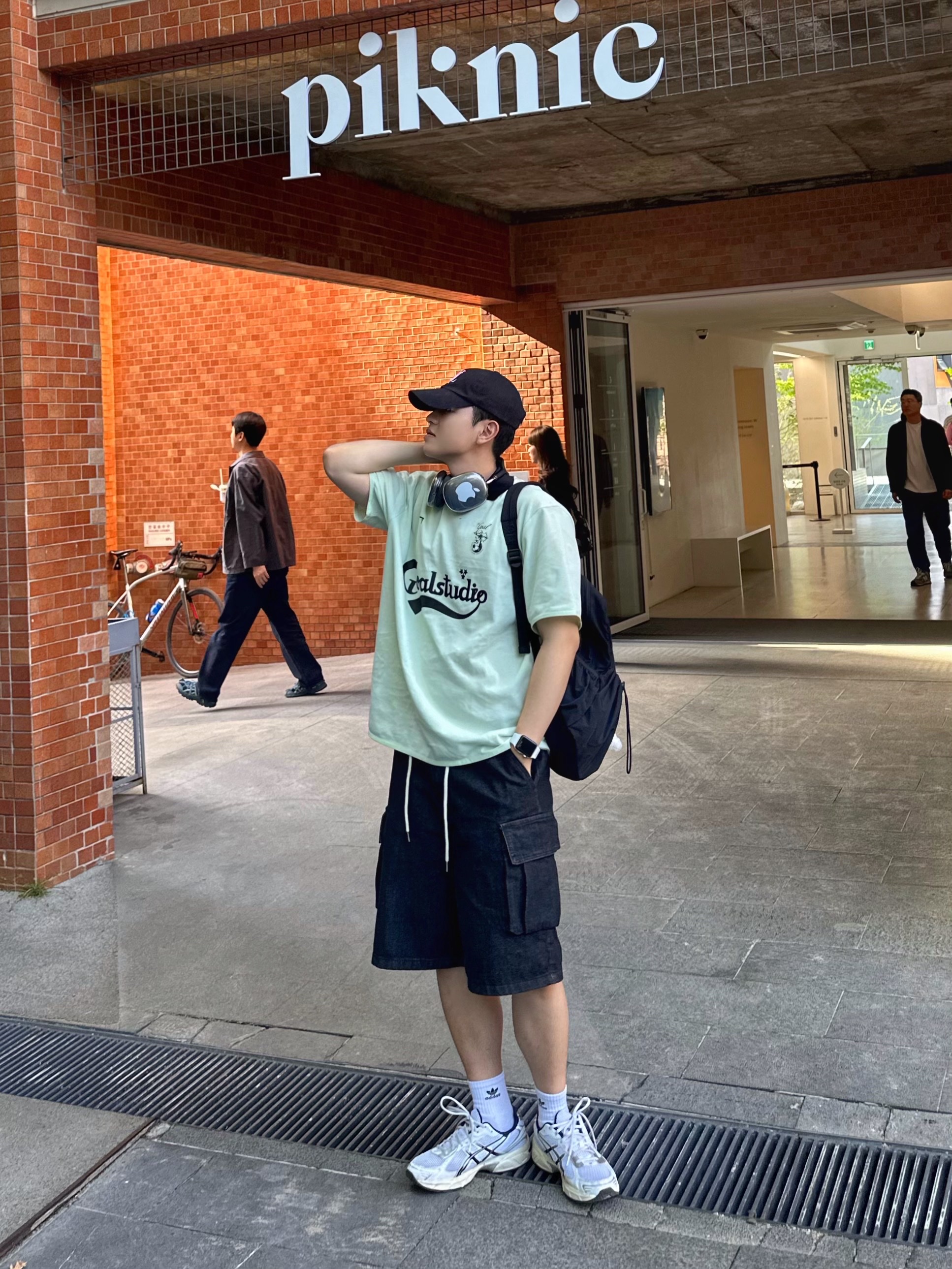 Apple AirPods Max Lightning Silver (Korean Ver.), (W) Asics Gel-Kayano 14 White Midnight 착용 스타일 - 2