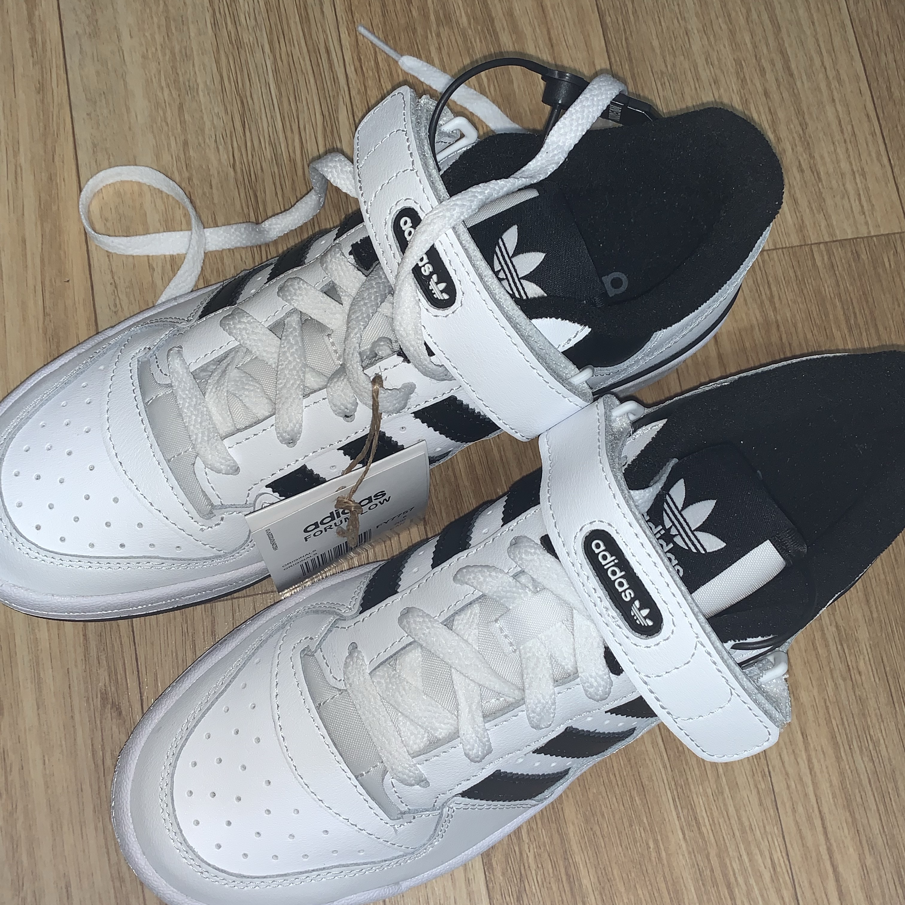 (W) Adidas Forum Low Cloud White Core Black 착용 스타일 - 1