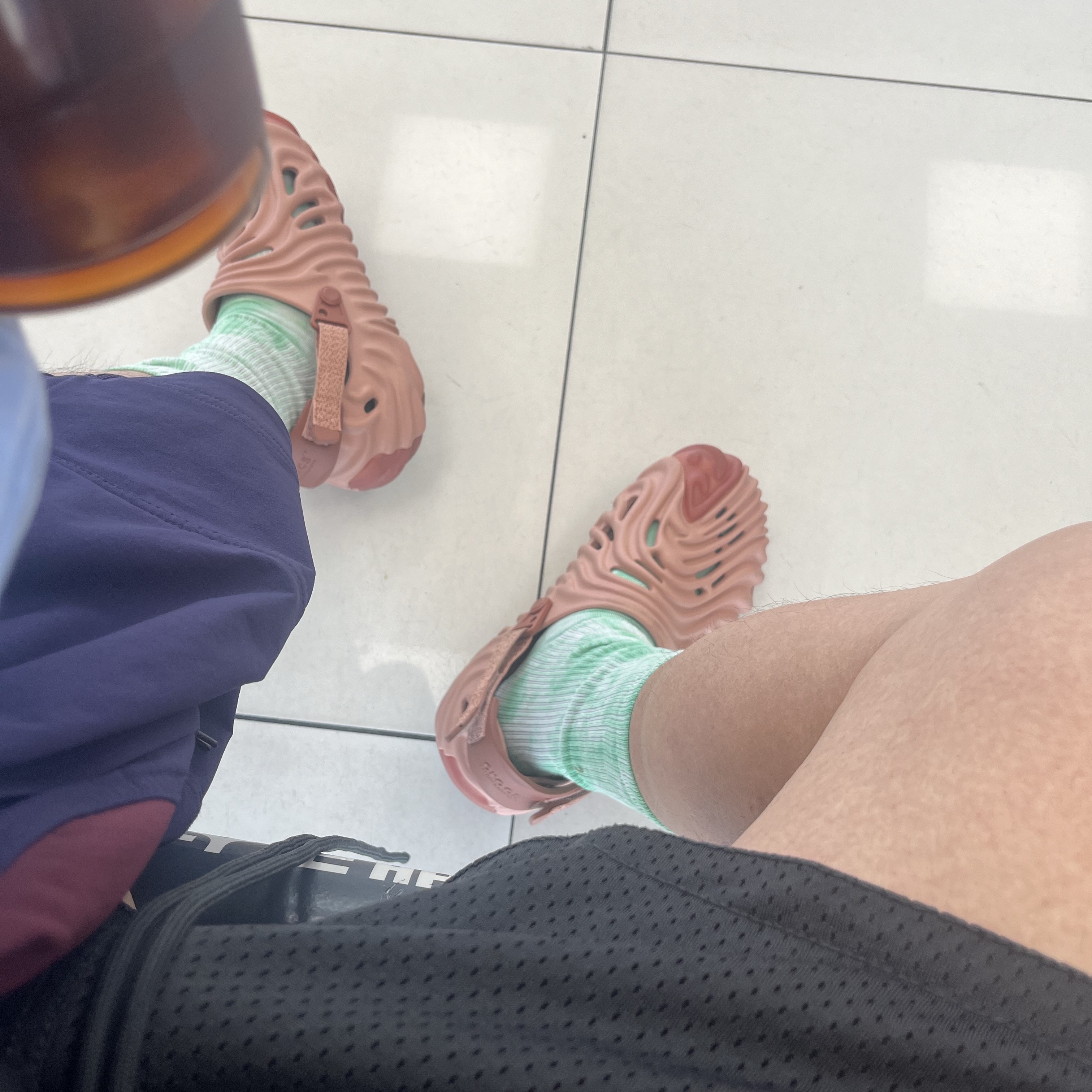 Nike x Fear of God Basketball Shorts Off Noir, Crocs x Salehe Bembury Pollex Clog Kuwata 착용 스타일