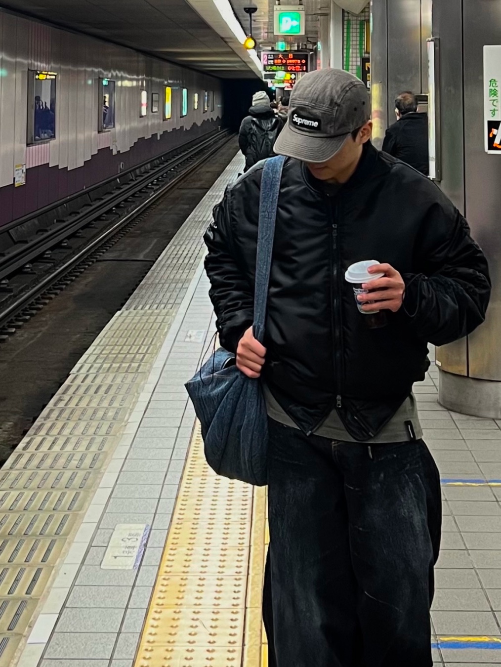 Supreme Washed Chino Twill Camp Cap Dirty Indigo - 24SS, Supreme Lasered Twill Camp Cap Pink - 23SS 착용 스타일 - 9