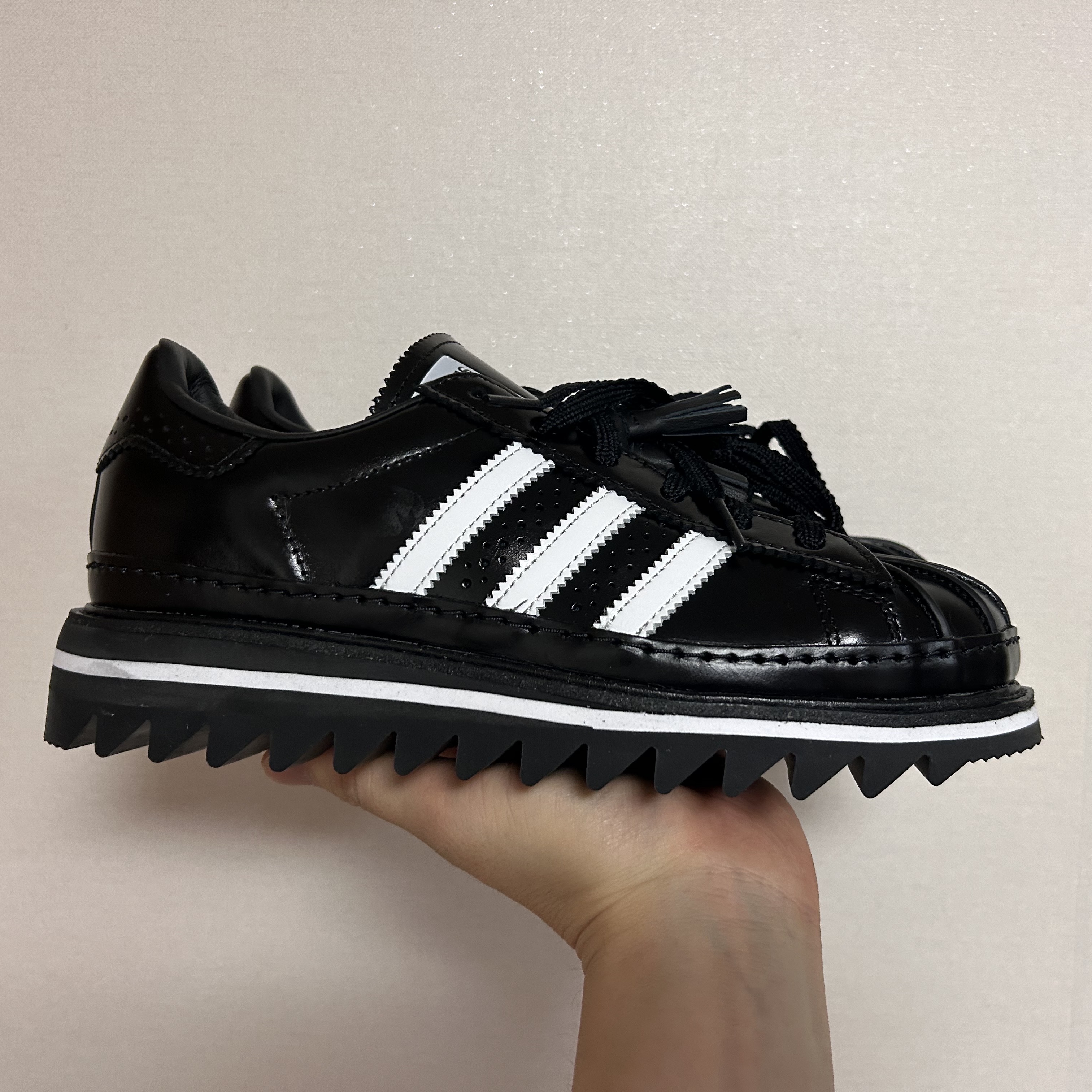 Adidas x Clot Superstar Core Black Cloud White 착용 스타일 - 1