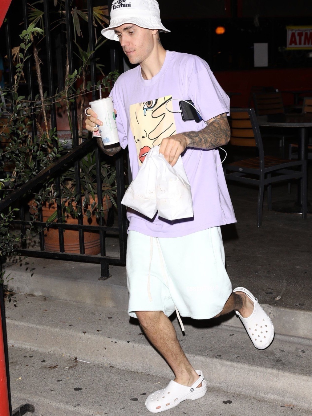 Crocs x Justin Bieber x Drew Classic Clog Canary, Crocs Classic Clog White 착용 스타일 - 3