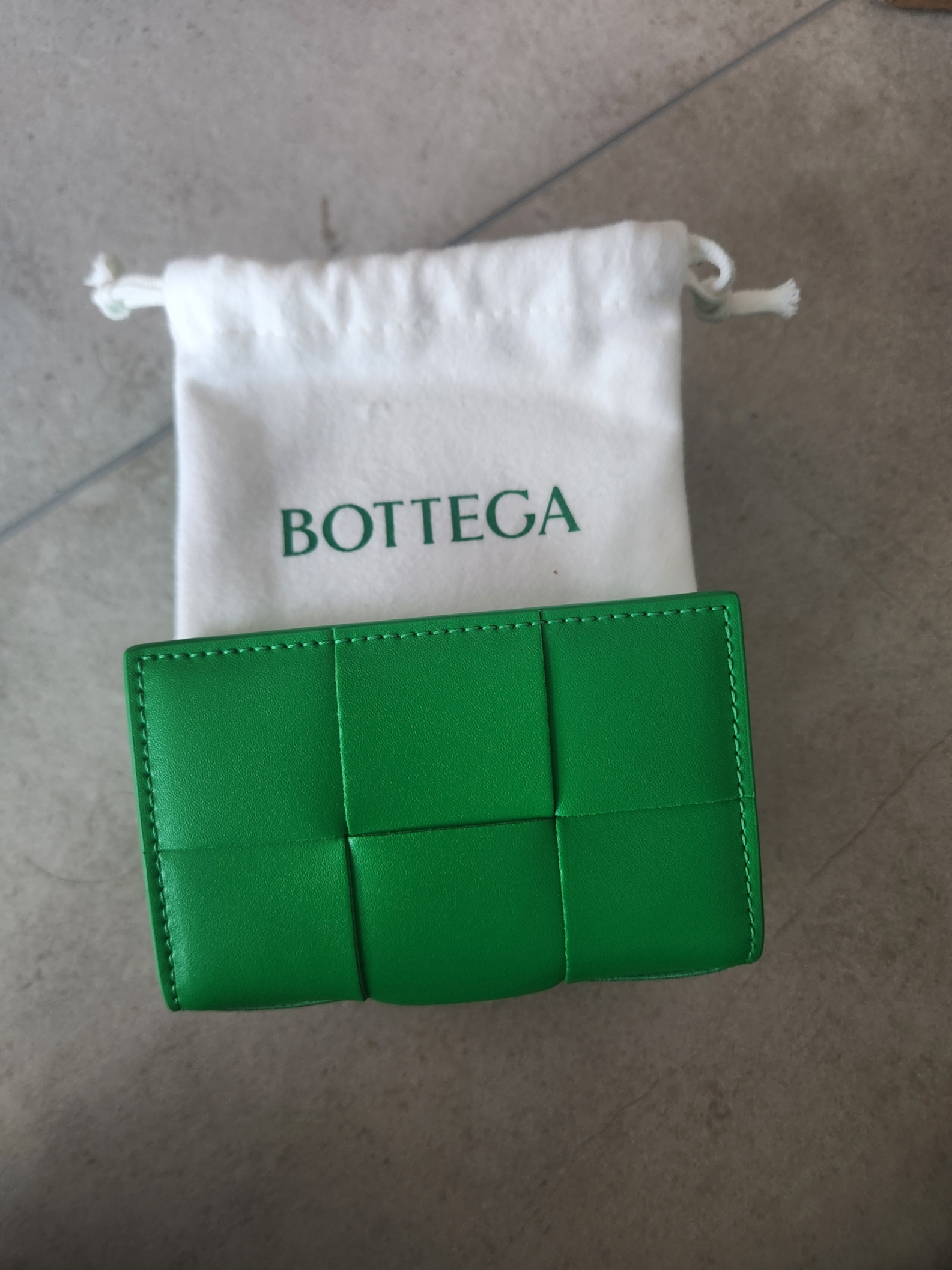 Bottega Veneta Flap Card Case Parakeet 착용 스타일