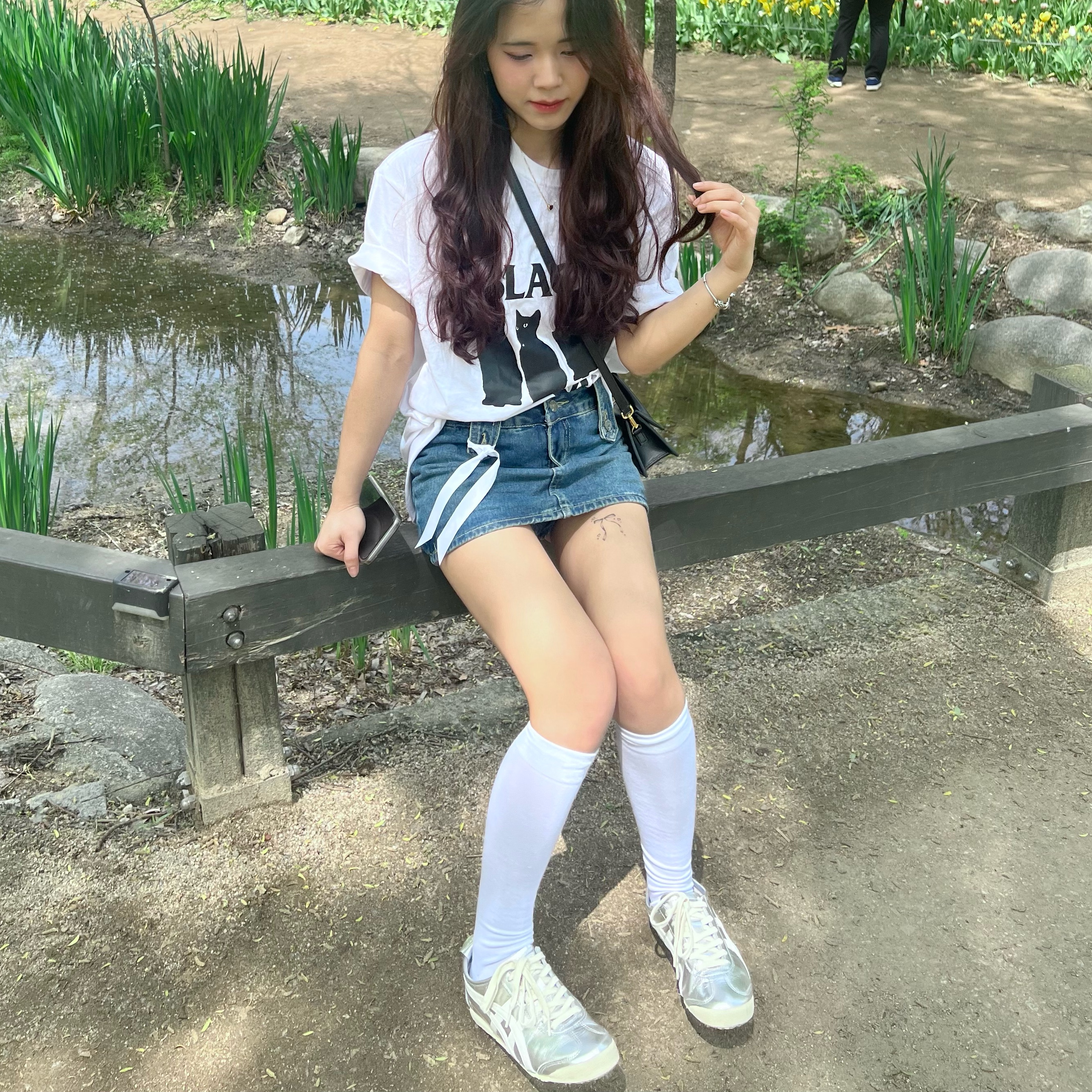 Onitsuka Tiger Mexico 66 White Silver, Jacquemus Le Chiquito Signature Leather Mini Handbag Black 착용 스타일 - 2