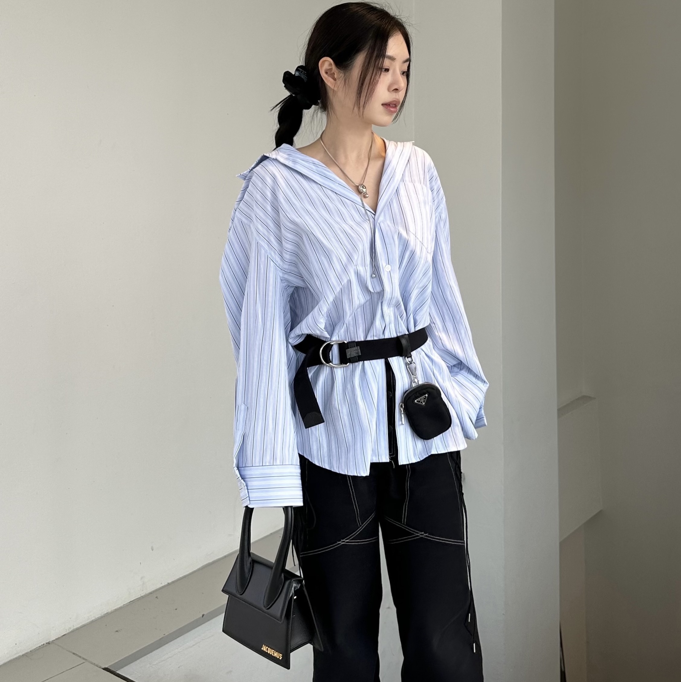 Jacquemus Le Chiquito Moyen Signature Handbag Black 착용 스타일 - 5